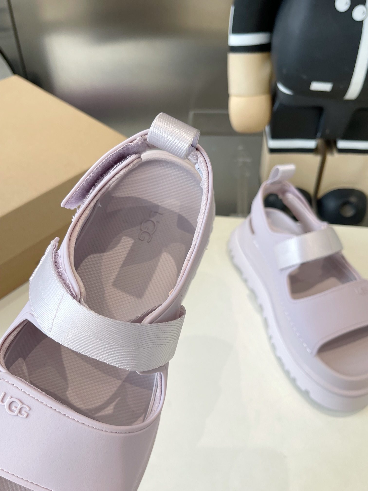 UGG Summer Collection: Vibrant Dopamine Tweezer Sandals for Super Girls - 图片 6