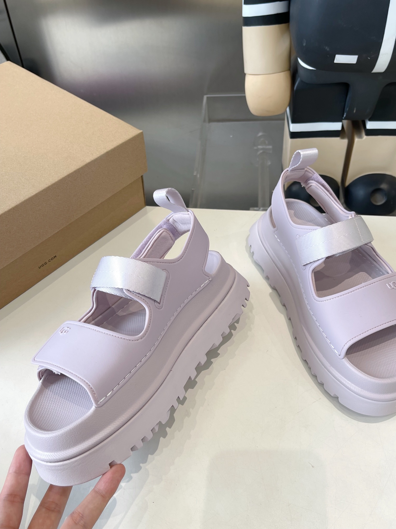 UGG Summer Collection: Vibrant Dopamine Tweezer Sandals for Super Girls - 图片 3