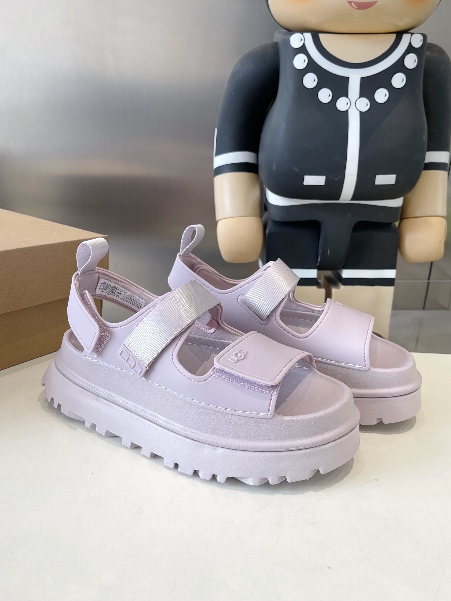 UGG Summer Collection: Vibrant Dopamine Tweezer Sandals for Super Girls - 图片 4