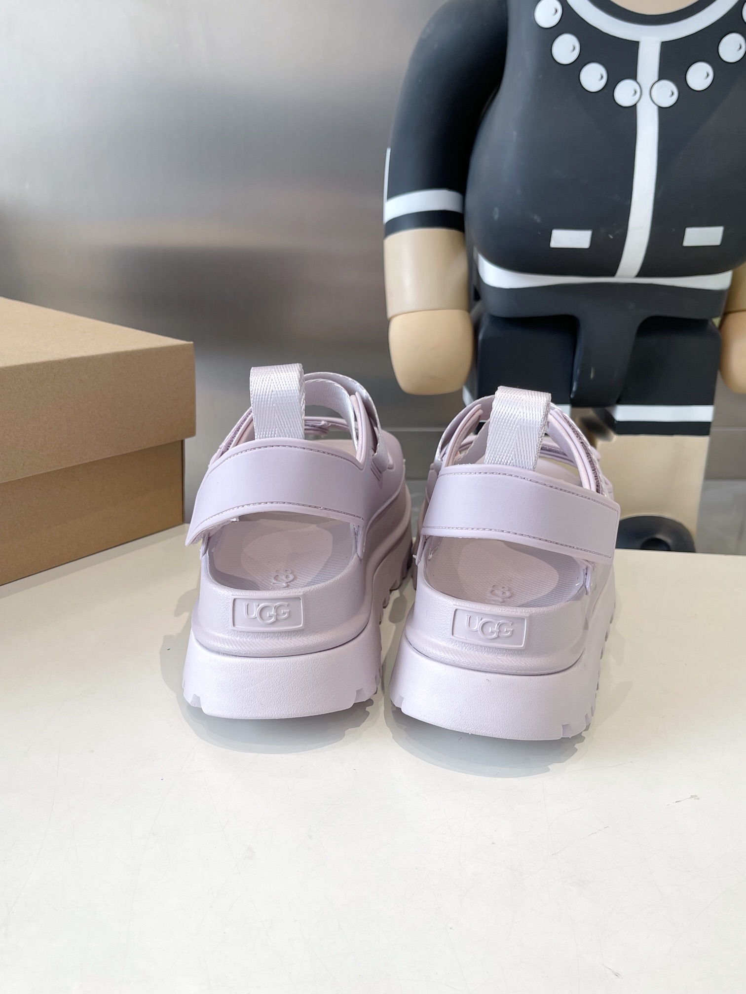 UGG Summer Collection: Vibrant Dopamine Tweezer Sandals for Super Girls - 图片 8