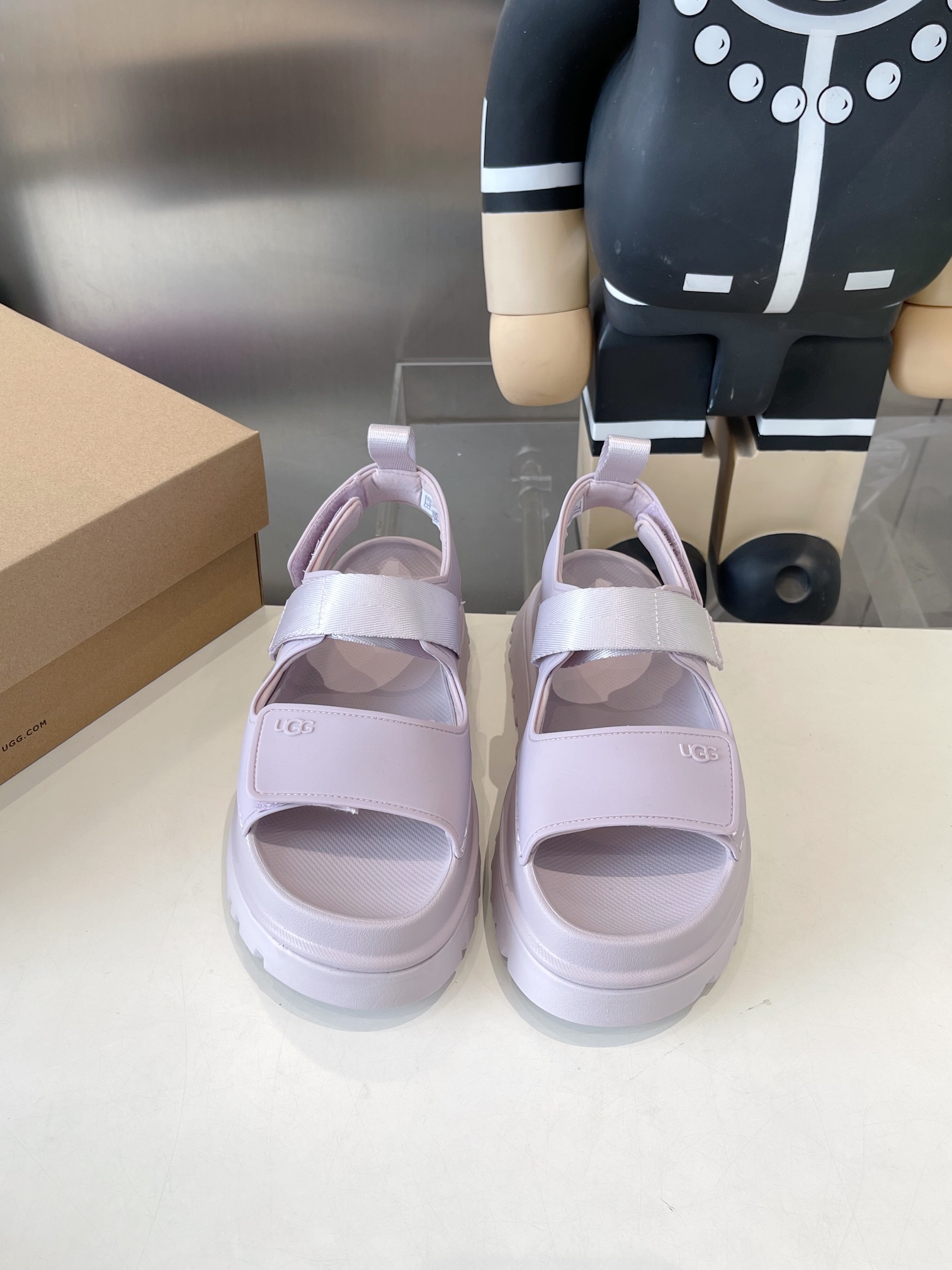 UGG Summer Collection: Vibrant Dopamine Tweezer Sandals for Super Girls - 图片 1