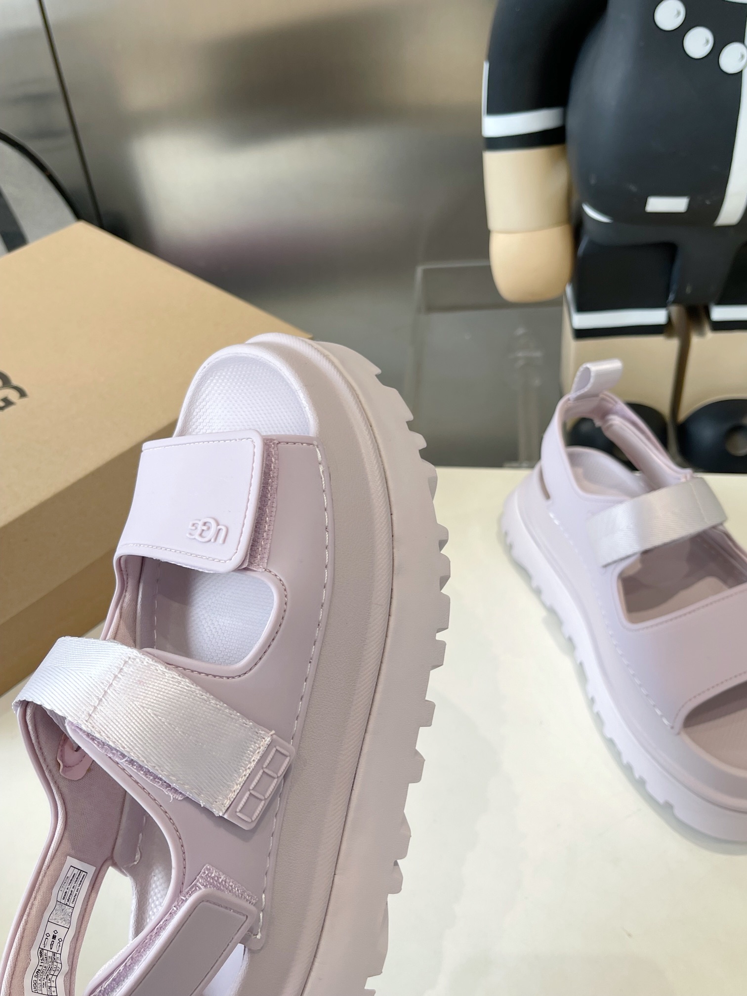UGG Summer Collection: Vibrant Dopamine Tweezer Sandals for Super Girls - 图片 5