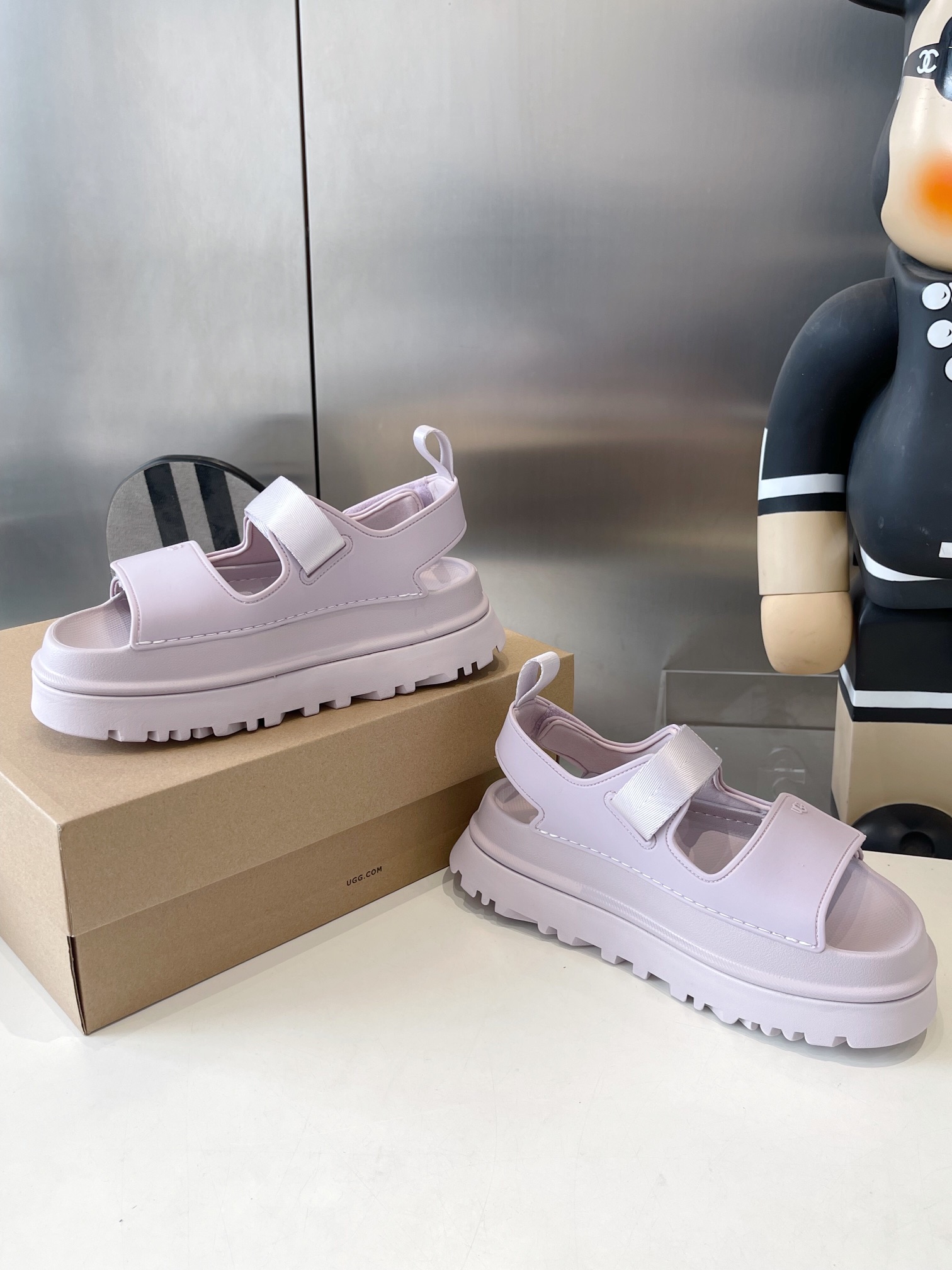 UGG Summer Collection: Vibrant Dopamine Tweezer Sandals for Super Girls - 图片 7