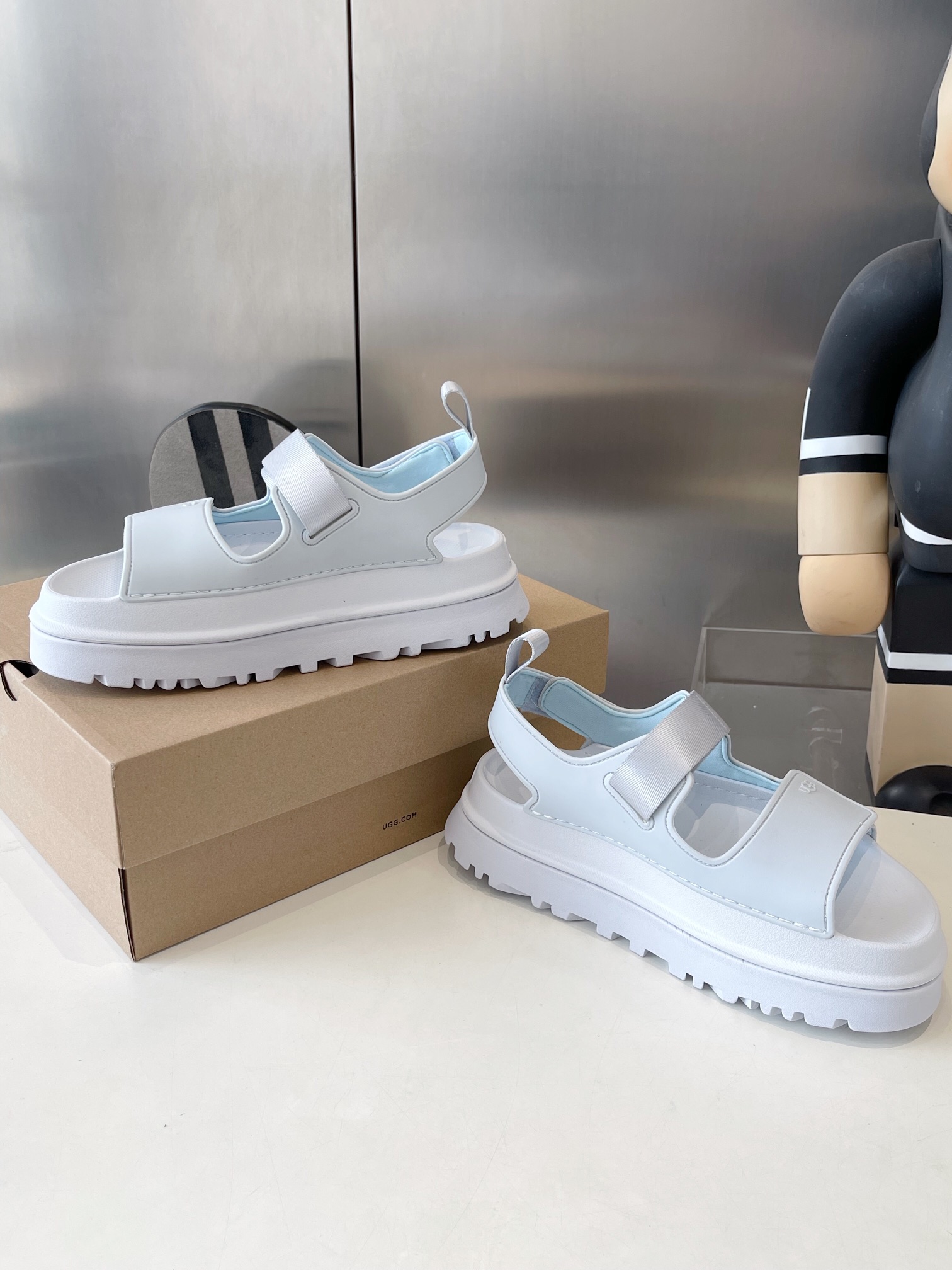 UGG Official Website: Vibrant Summer Collection with Dopamine Tweezers and Straps - 图片 7