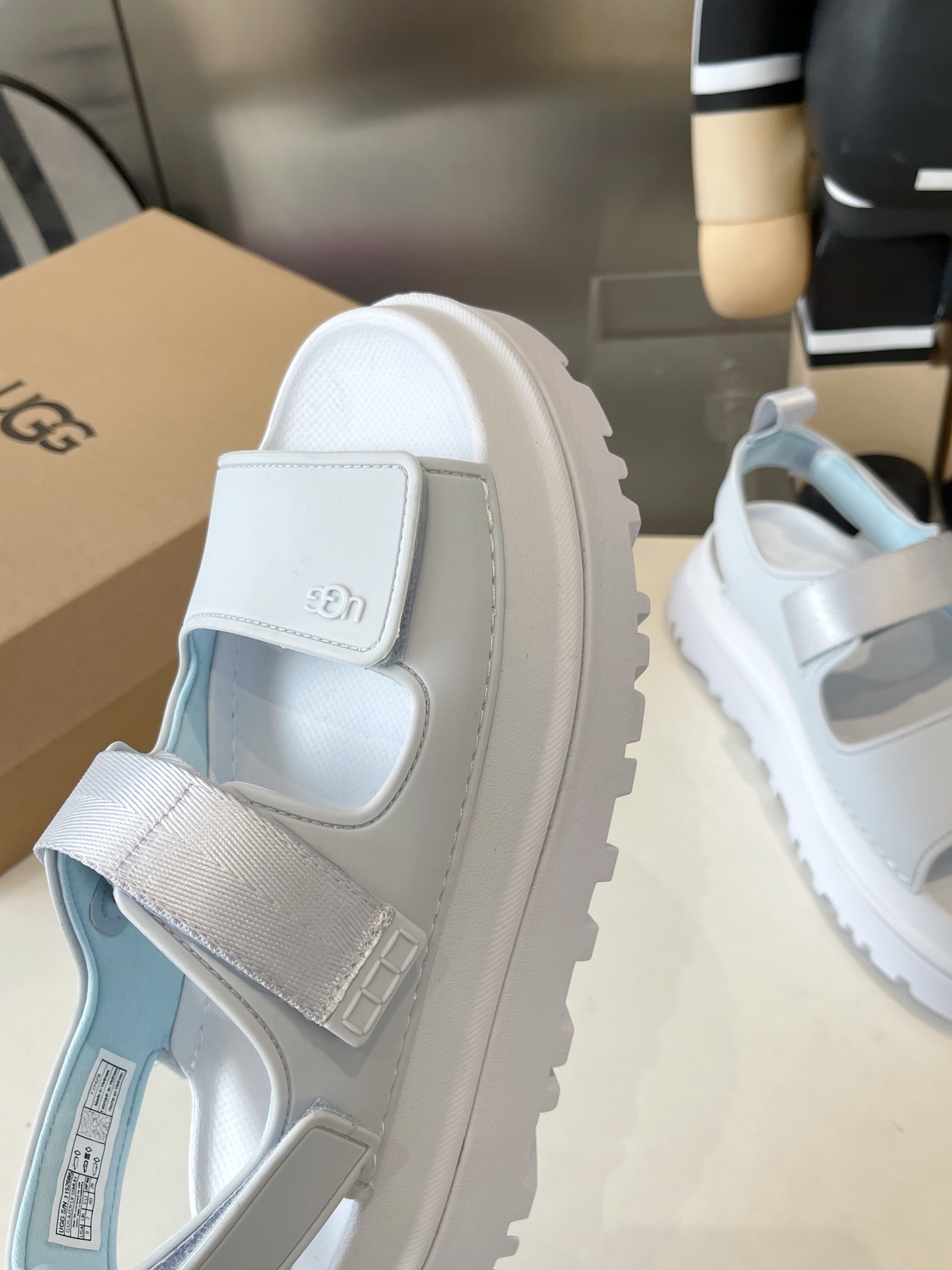 UGG Official Website: Vibrant Summer Collection with Dopamine Tweezers and Straps - 图片 5