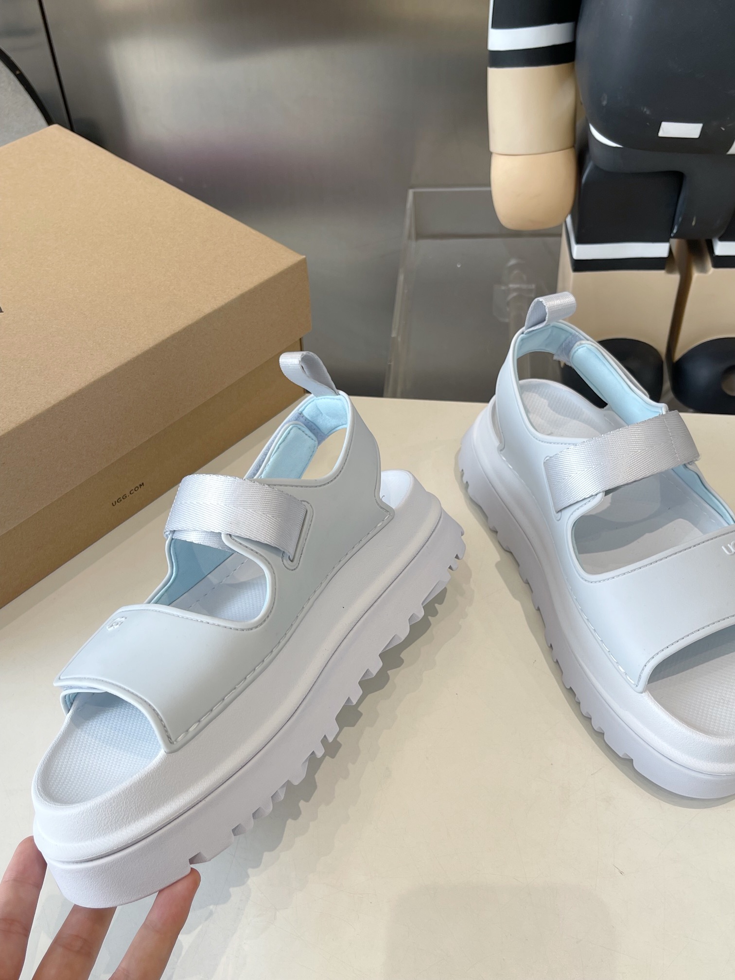 UGG Official Website: Vibrant Summer Collection with Dopamine Tweezers and Straps - 图片 4