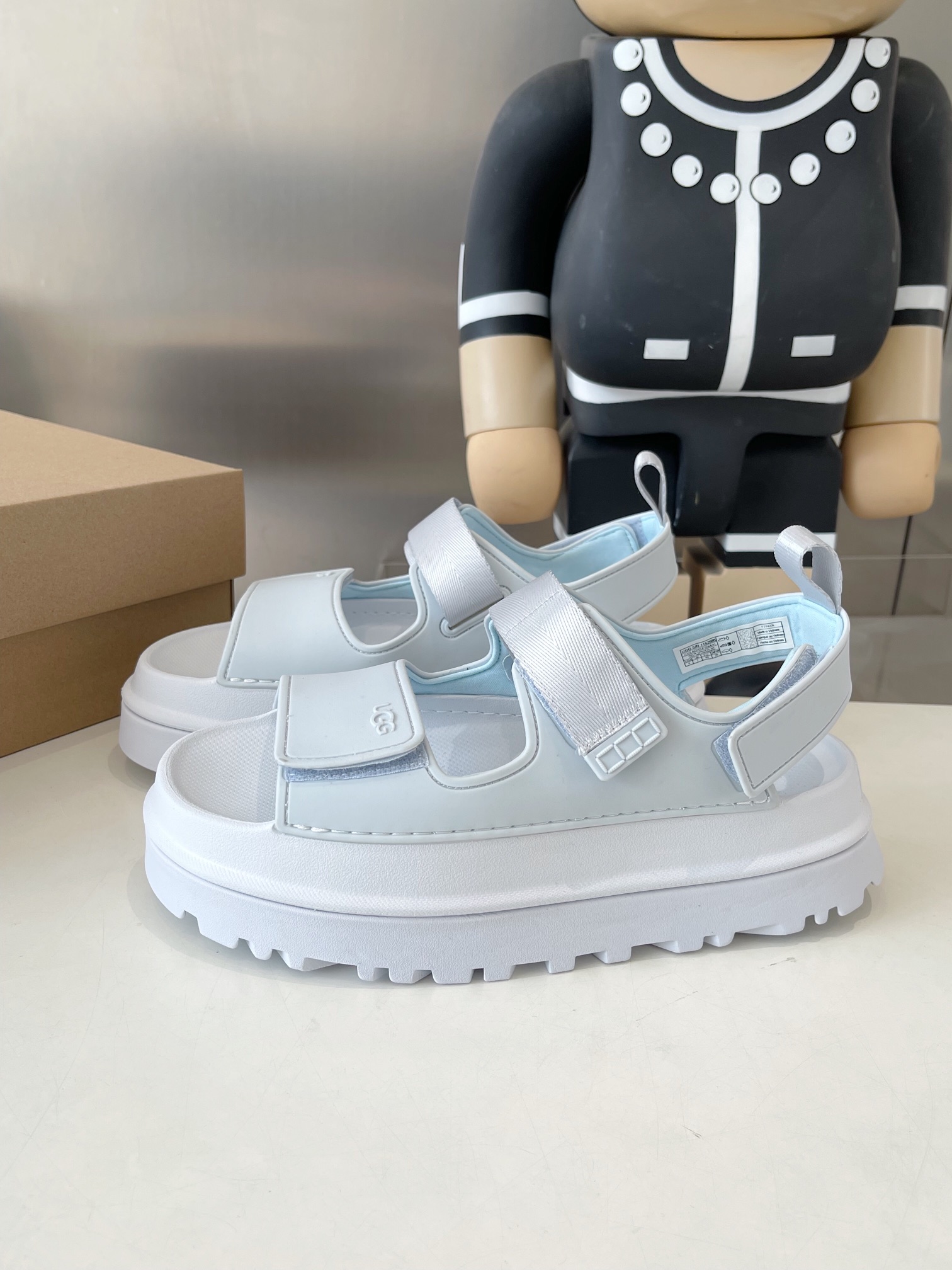 UGG Official Website: Vibrant Summer Collection with Dopamine Tweezers and Straps - 图片 3