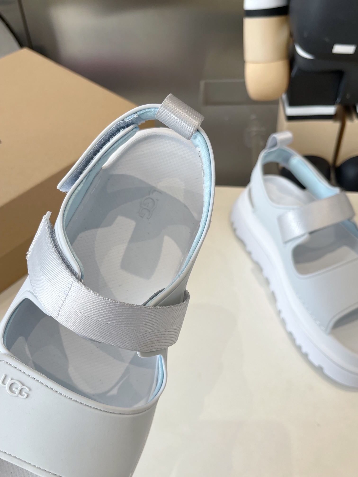 UGG Official Website: Vibrant Summer Collection with Dopamine Tweezers and Straps - 图片 6