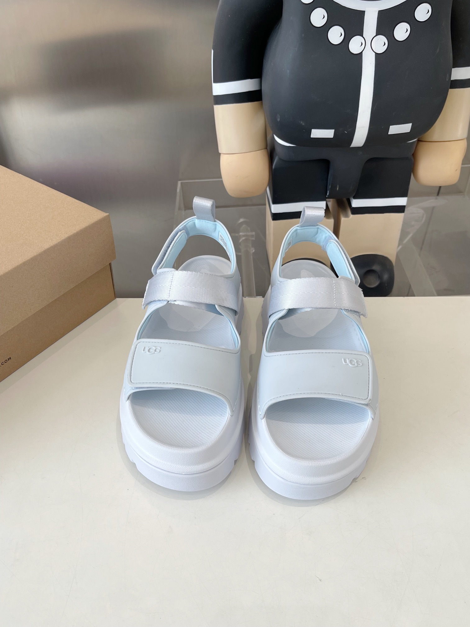 UGG Official Website: Vibrant Summer Collection with Dopamine Tweezers and Straps - 图片 2