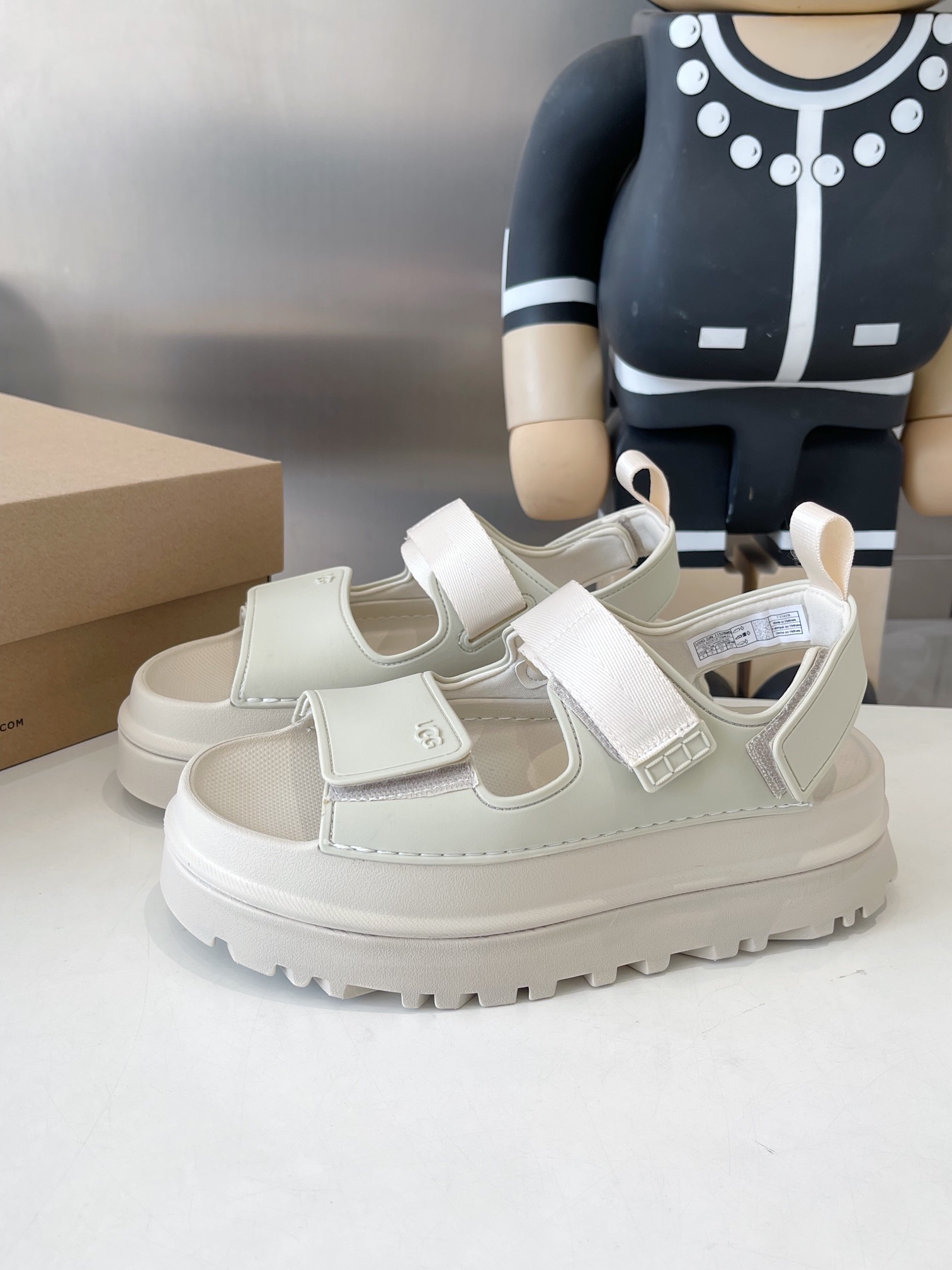 UGG Official Network: Vibrant Summer Collection with Dopamine Tweezers and Straps - 图片 3