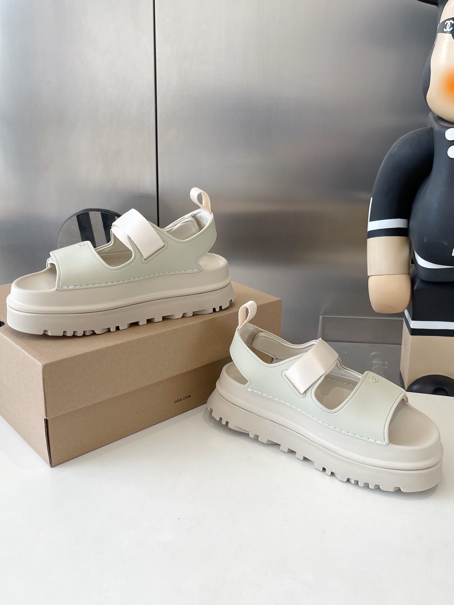 UGG Official Network: Vibrant Summer Collection with Dopamine Tweezers and Straps - 图片 7