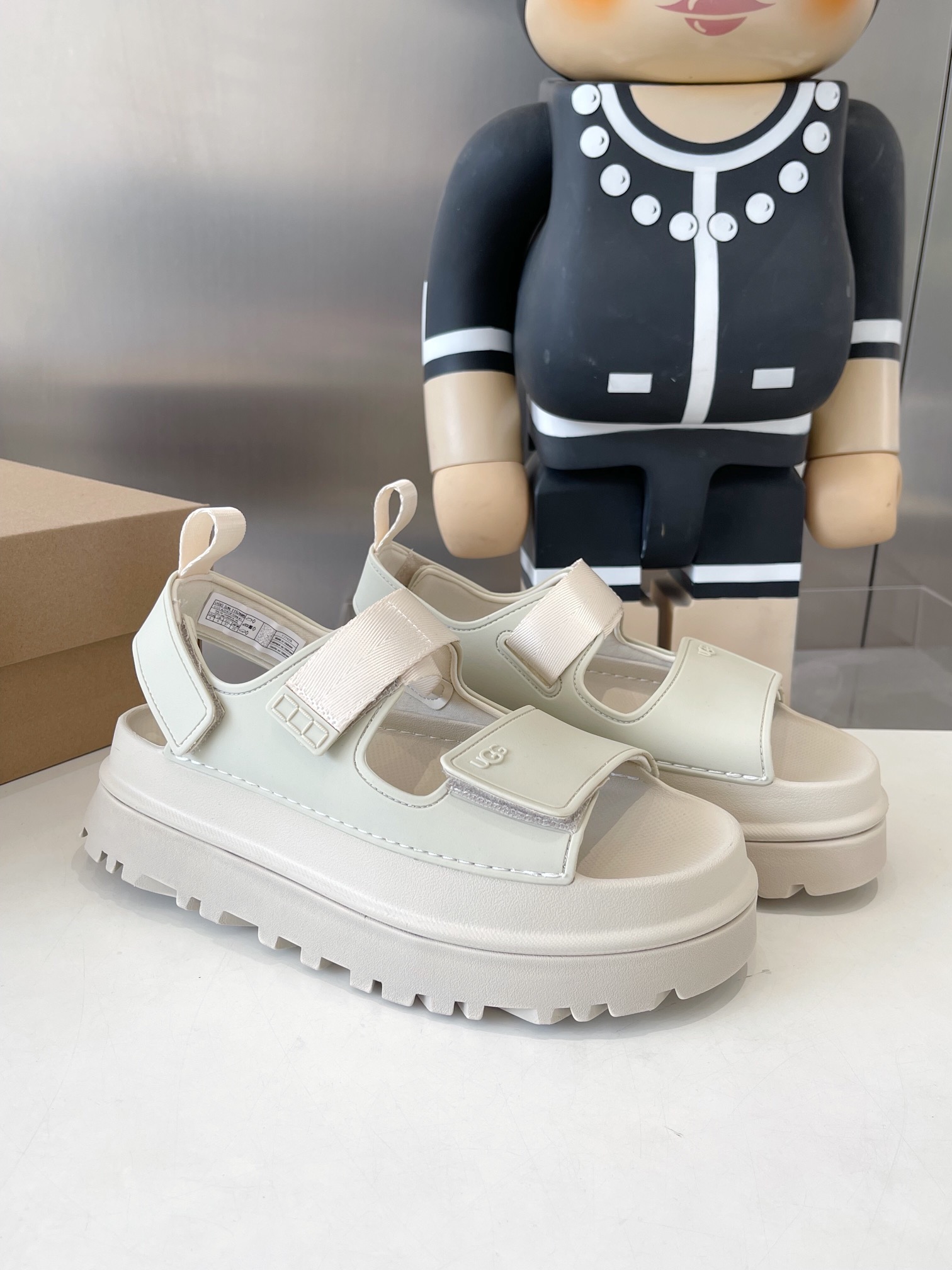 UGG Official Network: Vibrant Summer Collection with Dopamine Tweezers and Straps - 图片 1