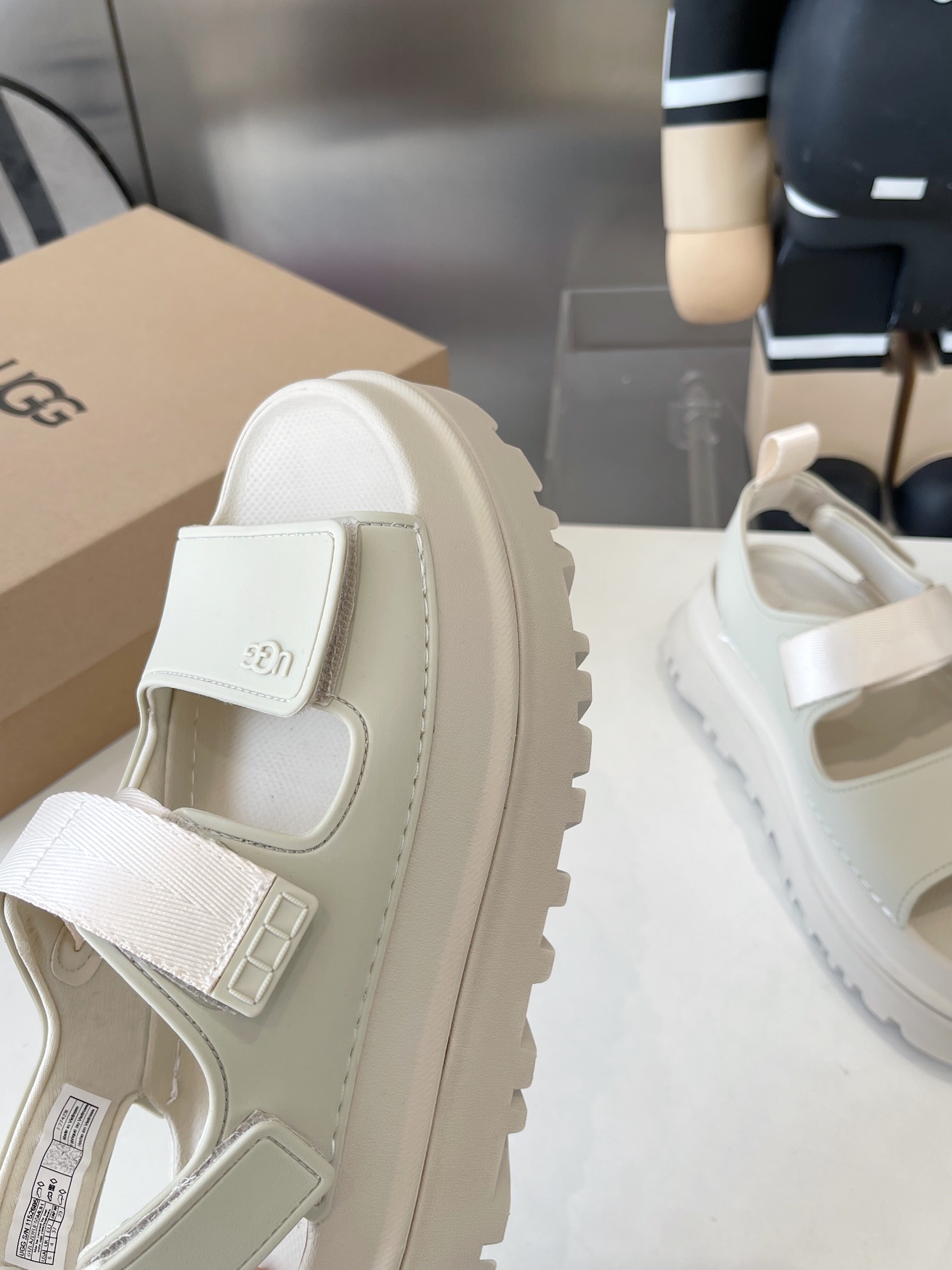 UGG Official Network: Vibrant Summer Collection with Dopamine Tweezers and Straps - 图片 5