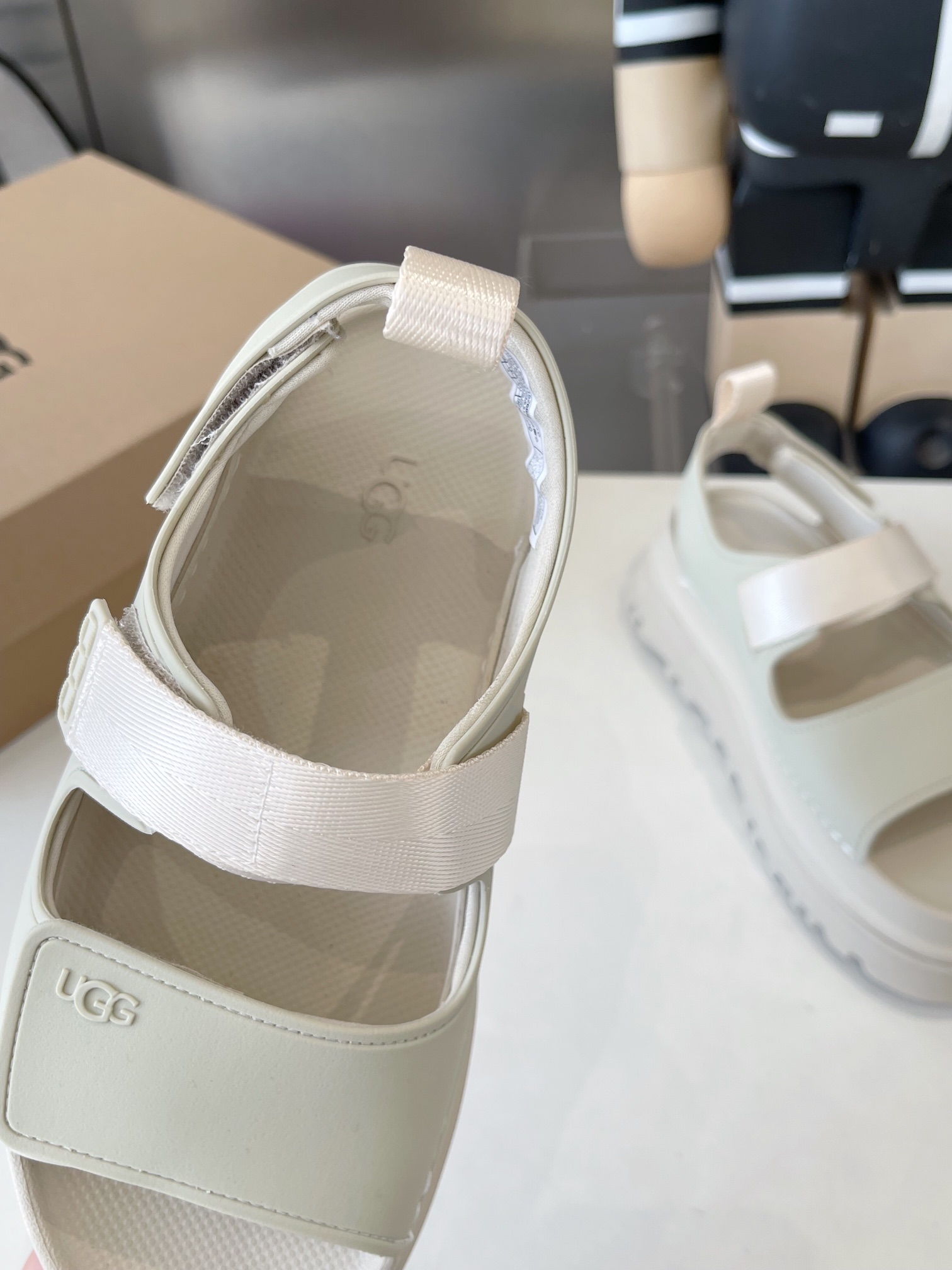UGG Official Network: Vibrant Summer Collection with Dopamine Tweezers and Straps - 图片 6