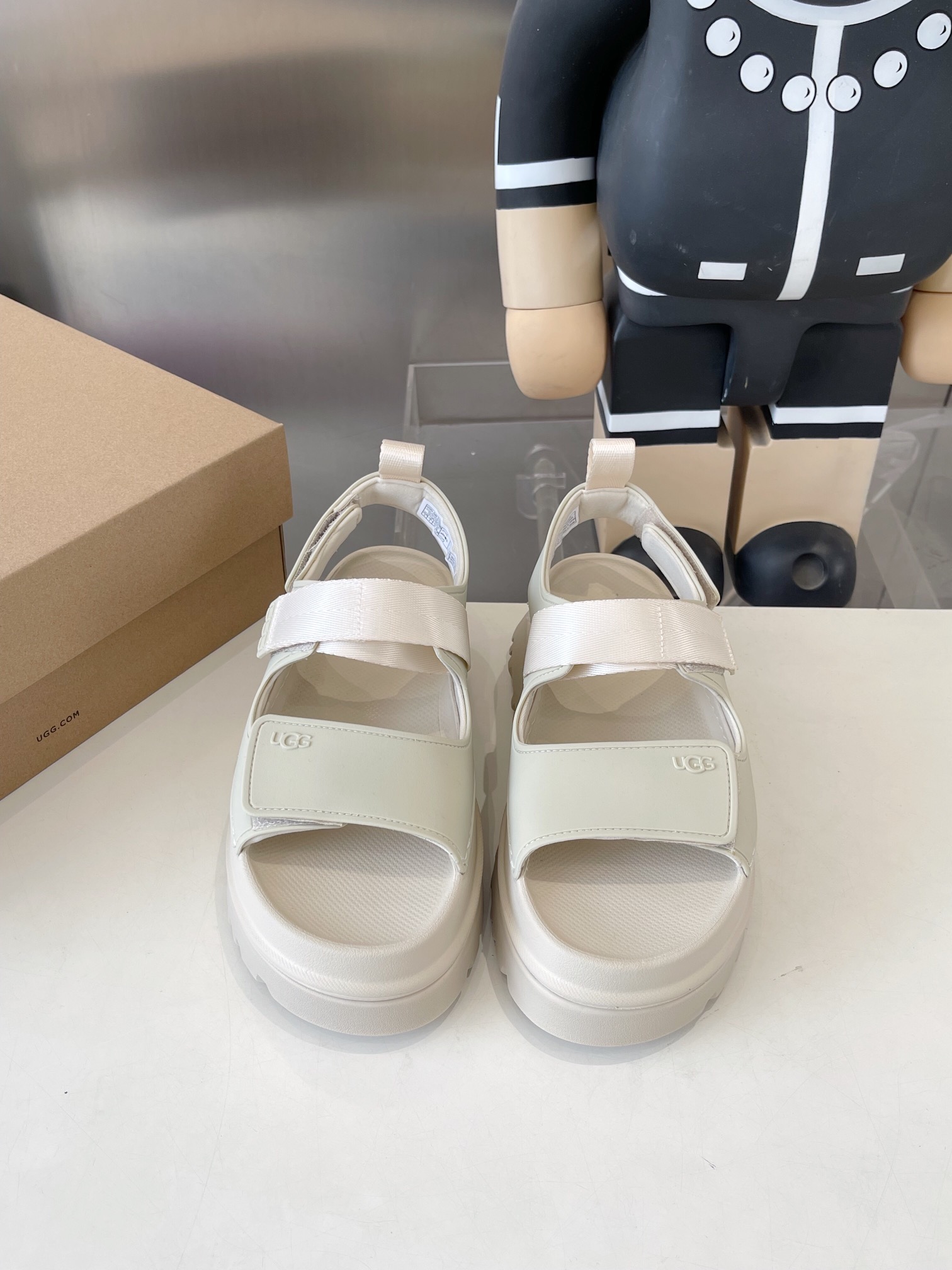 UGG Official Network: Vibrant Summer Collection with Dopamine Tweezers and Straps - 图片 2