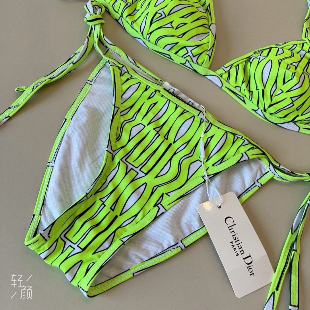 。
Dior迪奥 新款比基尼泳衣👙❤️😍🥰适合多种场景的游泳衣🏊‍♀️海边 游泳池 温泉 水上乐园 漂流
