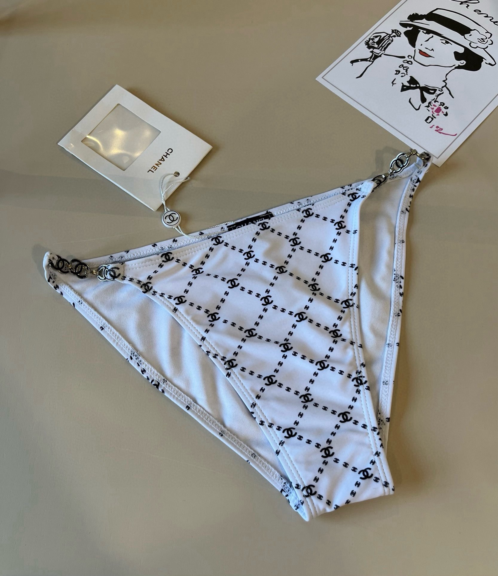 。
Chanel比基尼泳衣  😍🥰适合多种场景的游泳衣🏊‍♀️海边 游泳池 温泉 水上乐园 漂流都可以😌