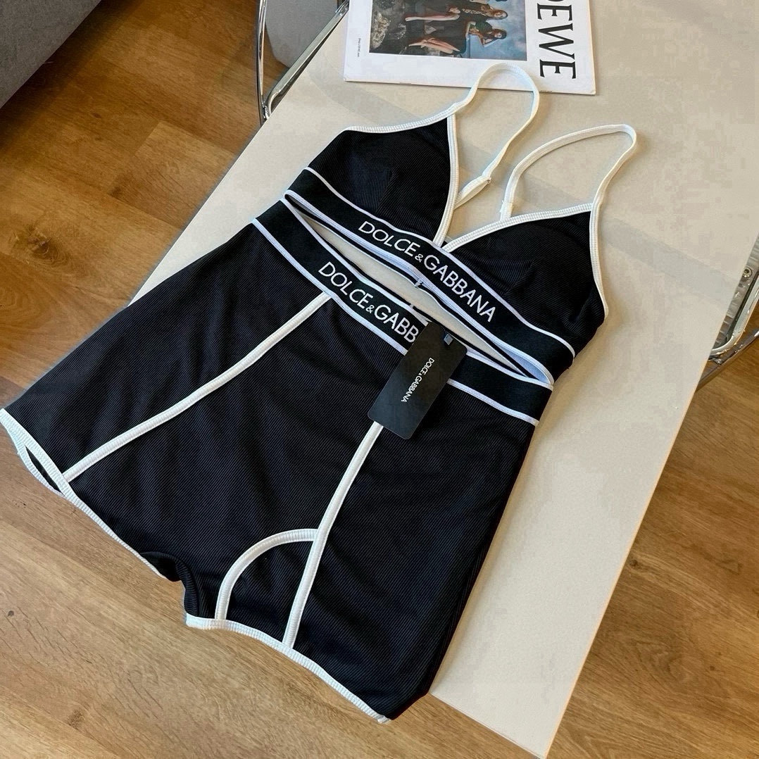 。
D&G杜嘉班纳新款分体泳衣😍🥰适合多种场景的游泳衣🏊‍♀️海边 游泳池 温泉 水上乐园 漂流都可以😌