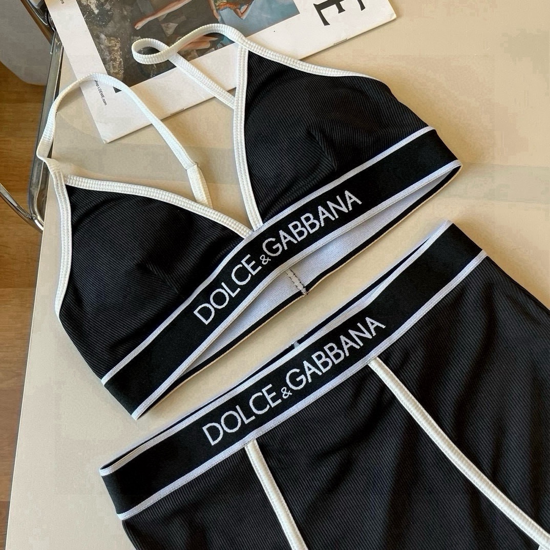 。
D&G杜嘉班纳新款分体泳衣😍🥰适合多种场景的游泳衣🏊‍♀️海边 游泳池 温泉 水上乐园 漂流都可以😌