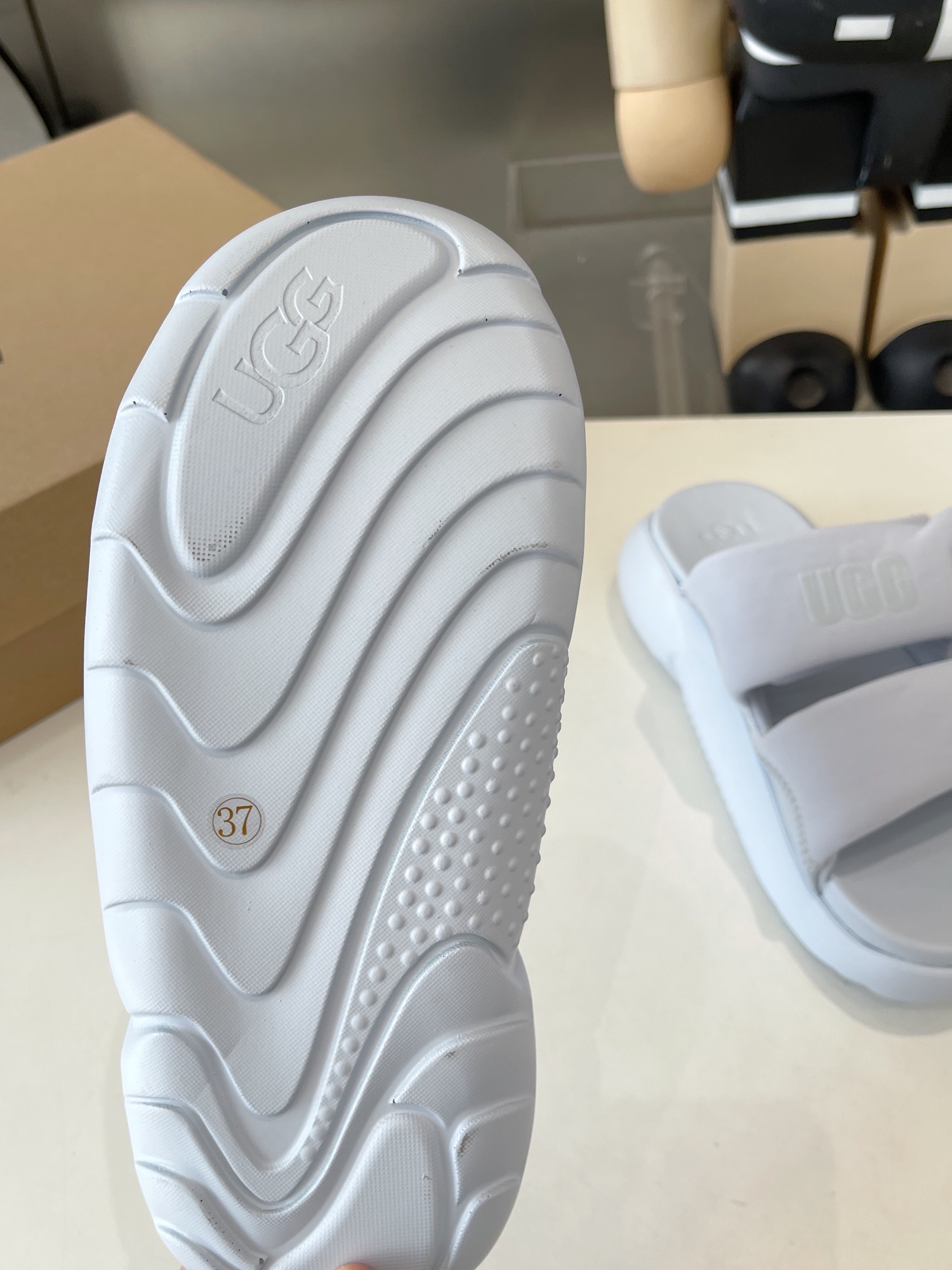 Thick Bottom UGG Slippers: Comfortable, Sturdy, Stylish – Sizes 35-40. - 图片 9