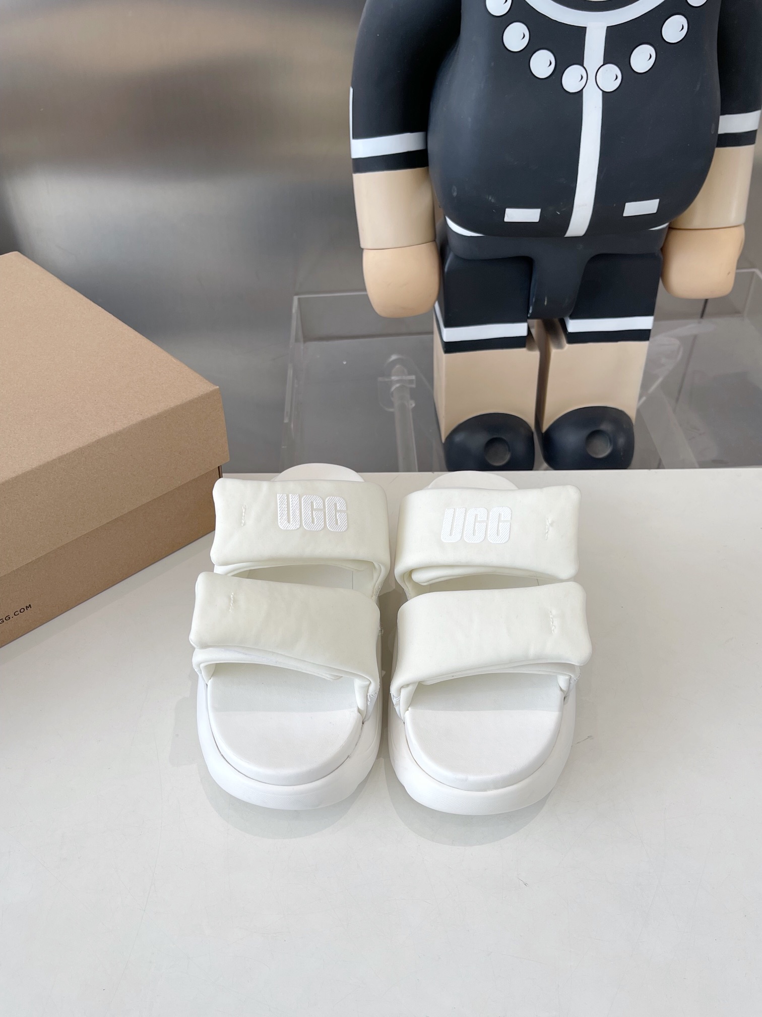 NO:439713,UGG cloud thick-soled slippers have a sense of stomping on them, making it beautiful when you go out. 5㎝ Thick sole height increases and lengthens the leg lines, long trousers, short skirts are easy to grasp, the best choice for summer outfits. The outsole adopts EVA foam sole, light feet, no tiring to wear for a long time, and super comfortable. Size 35-40 Size is small, the card size is large, slippers, slippers, skirts19860909UGG云朵厚底拖鞋,的踩屎感,让你踩在之上出门穿它美翻了 5㎝厚底高增高拉长腿部线条,长裤,短裙轻松拿捏,夏天穿搭的不二之选 大底采用EVA发泡底,上脚轻盈,久穿不累,舒适感超强 尺码35-40 尺码偏小,卡码拍大,拖鞋,slippers,skirts,Women's Shoes