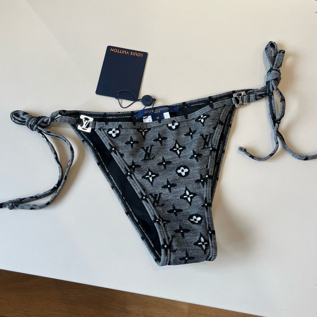 。
LV比基尼👙❤️😍🥰适合多种场景的游泳衣🏊‍♀️海边 游泳池 温泉 水上乐园 漂流都可以😌内搭外穿也