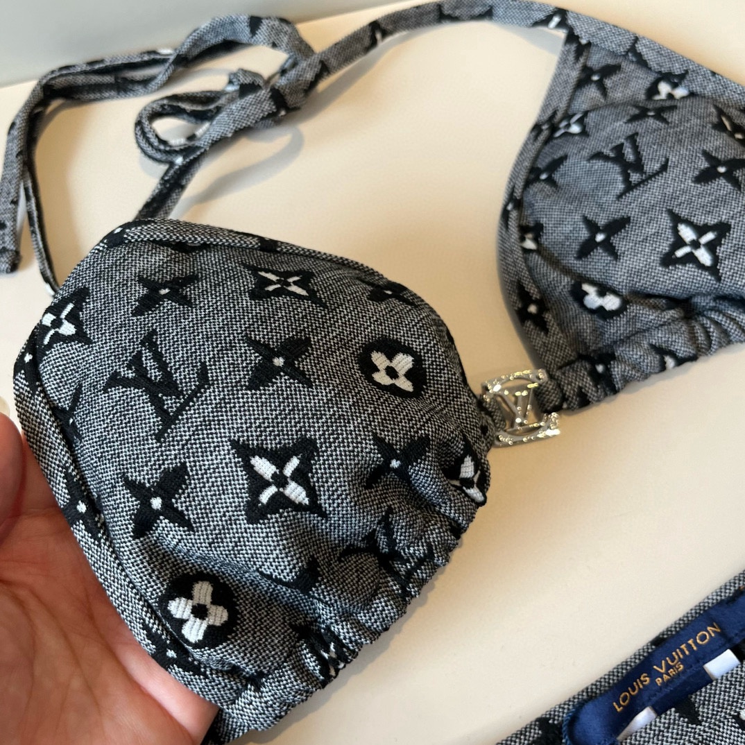 。
LV比基尼👙❤️😍🥰适合多种场景的游泳衣🏊‍♀️海边 游泳池 温泉 水上乐园 漂流都可以😌内搭外穿也