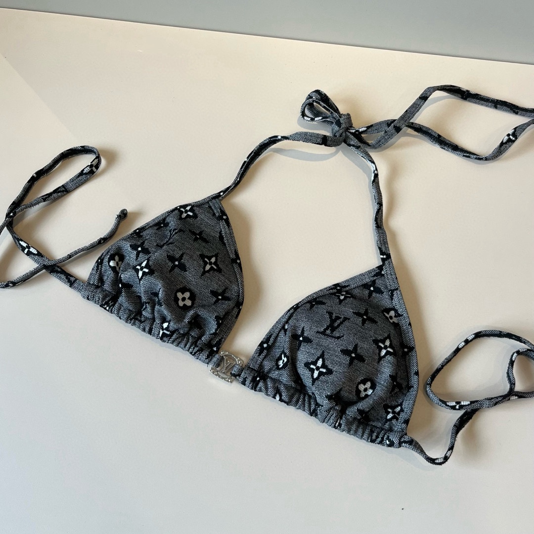 。
LV比基尼👙❤️😍🥰适合多种场景的游泳衣🏊‍♀️海边 游泳池 温泉 水上乐园 漂流都可以😌内搭外穿也