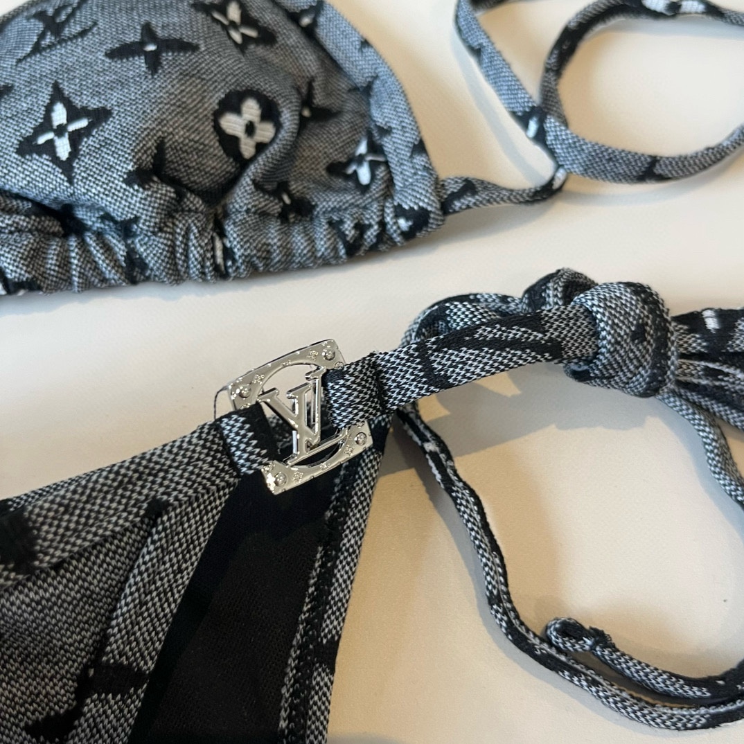。
LV比基尼👙❤️😍🥰适合多种场景的游泳衣🏊‍♀️海边 游泳池 温泉 水上乐园 漂流都可以😌内搭外穿也