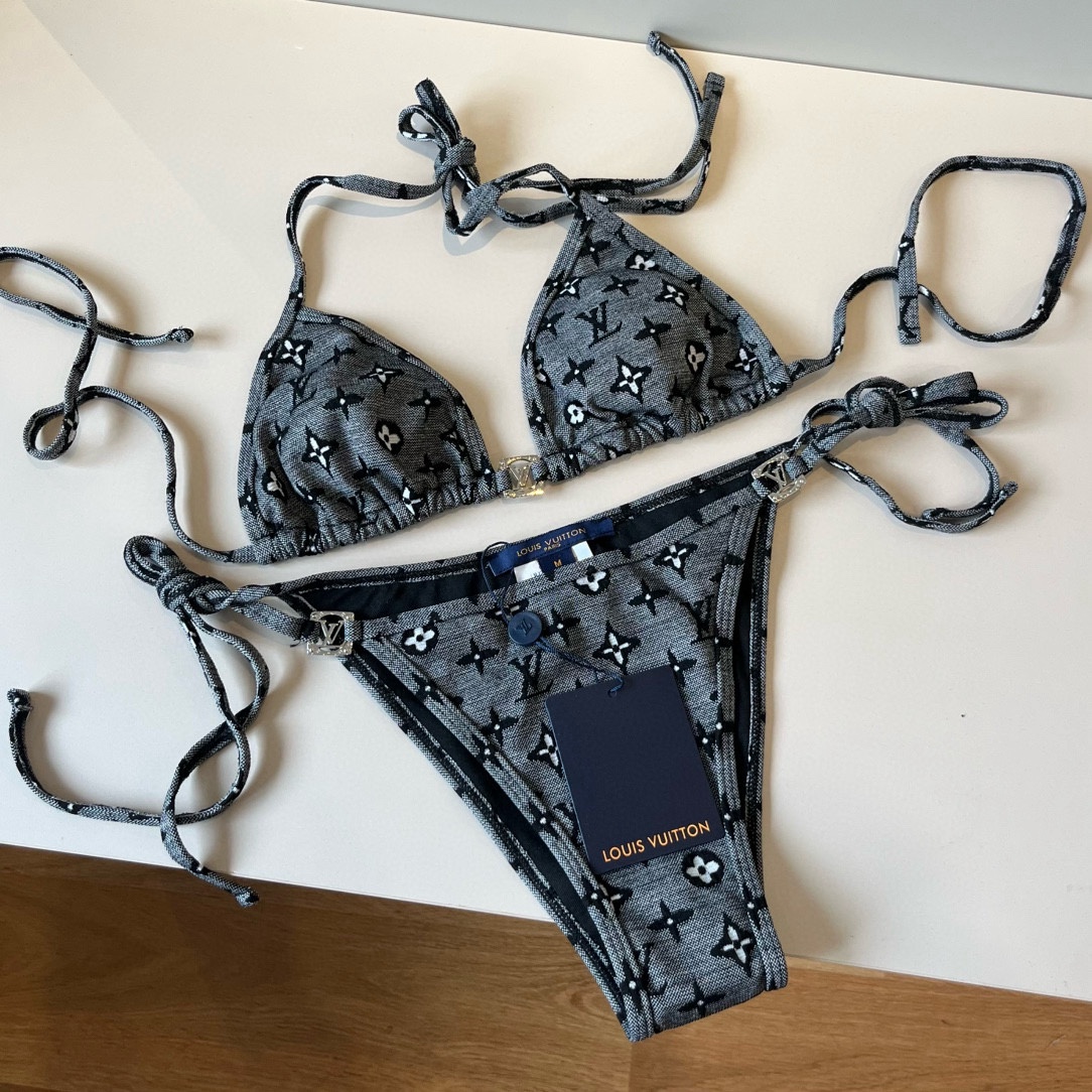 。
LV比基尼👙❤️😍🥰适合多种场景的游泳衣🏊‍♀️海边 游泳池 温泉 水上乐园 漂流都可以😌内搭外穿也