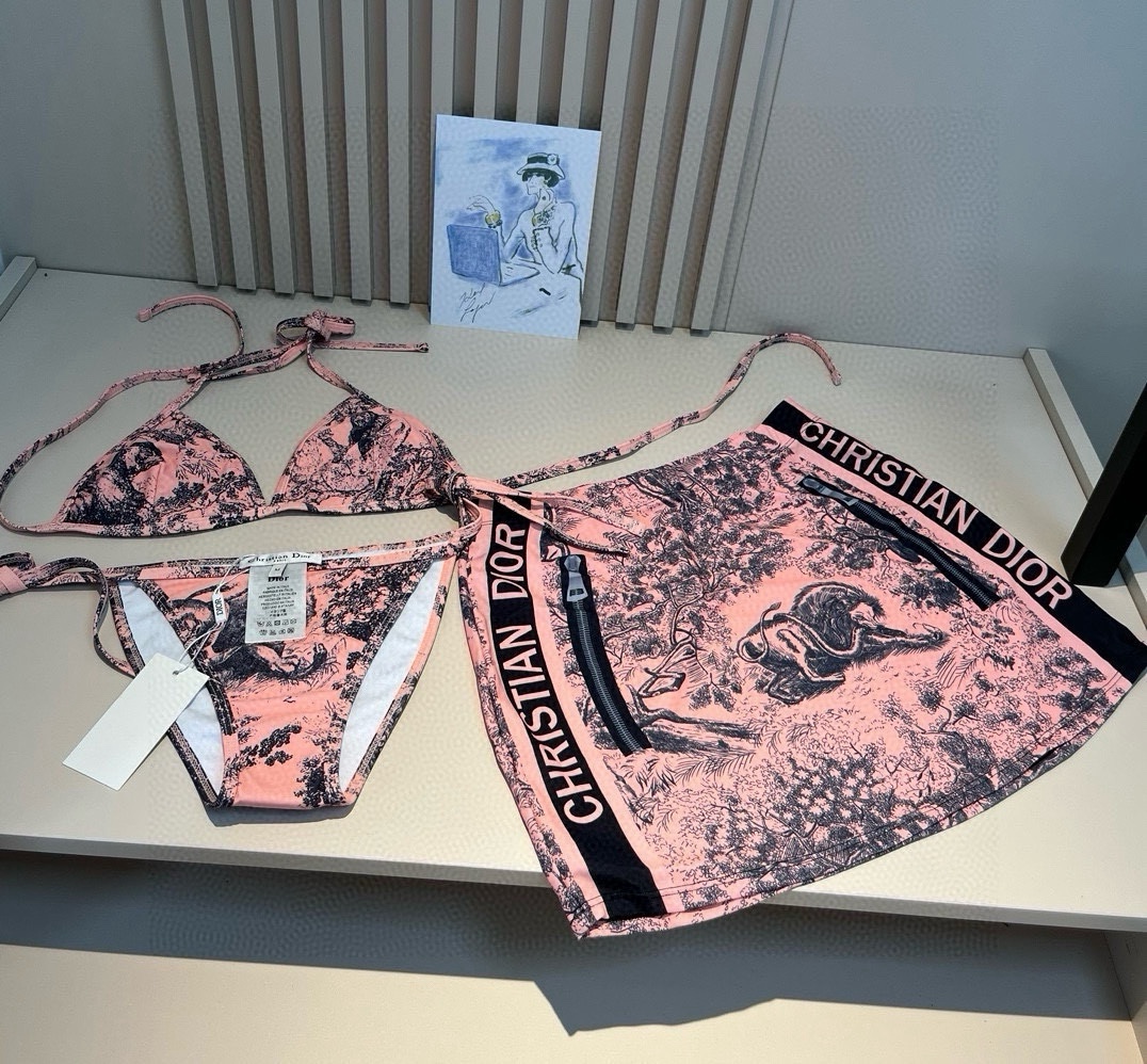 。 三件套
Dior迪奥 经典比基尼👙❤️😍🥰适合多种场景的游泳衣🏊‍♀️海边 游泳池 温泉 水上乐园 