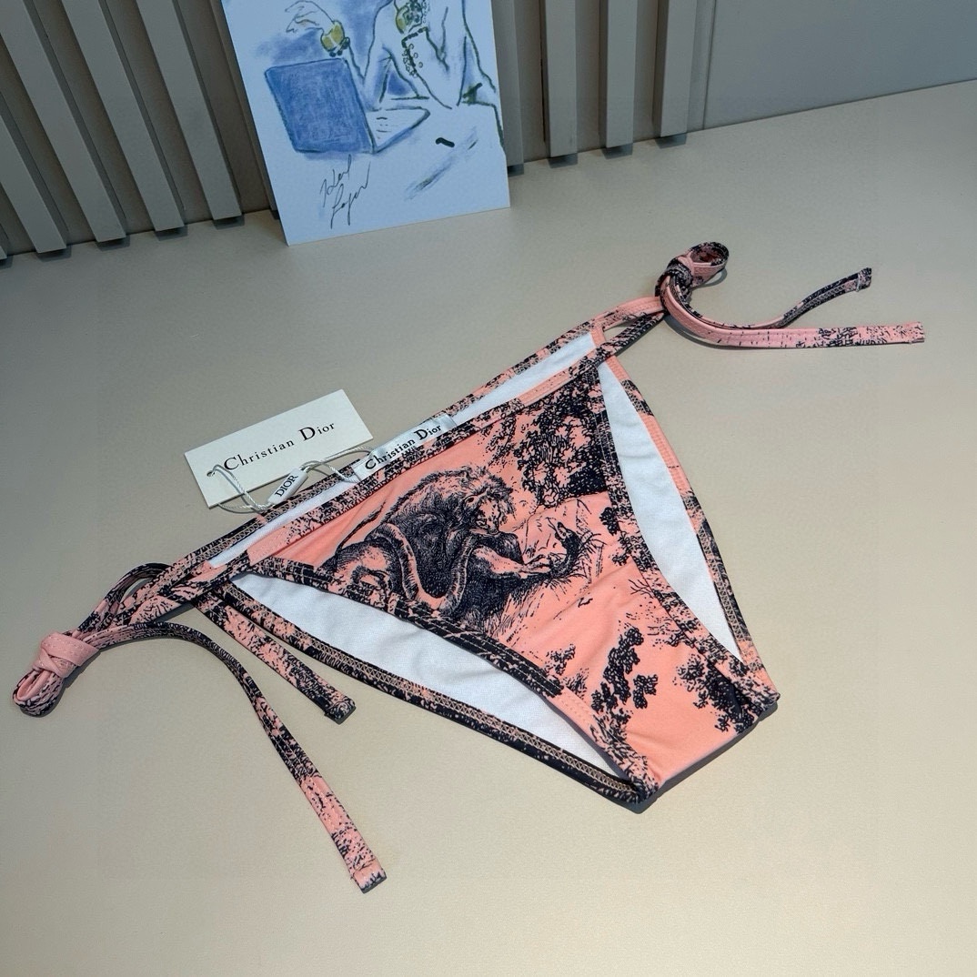 。 三件套
Dior迪奥 经典比基尼👙❤️😍🥰适合多种场景的游泳衣🏊‍♀️海边 游泳池 温泉 水上乐园 