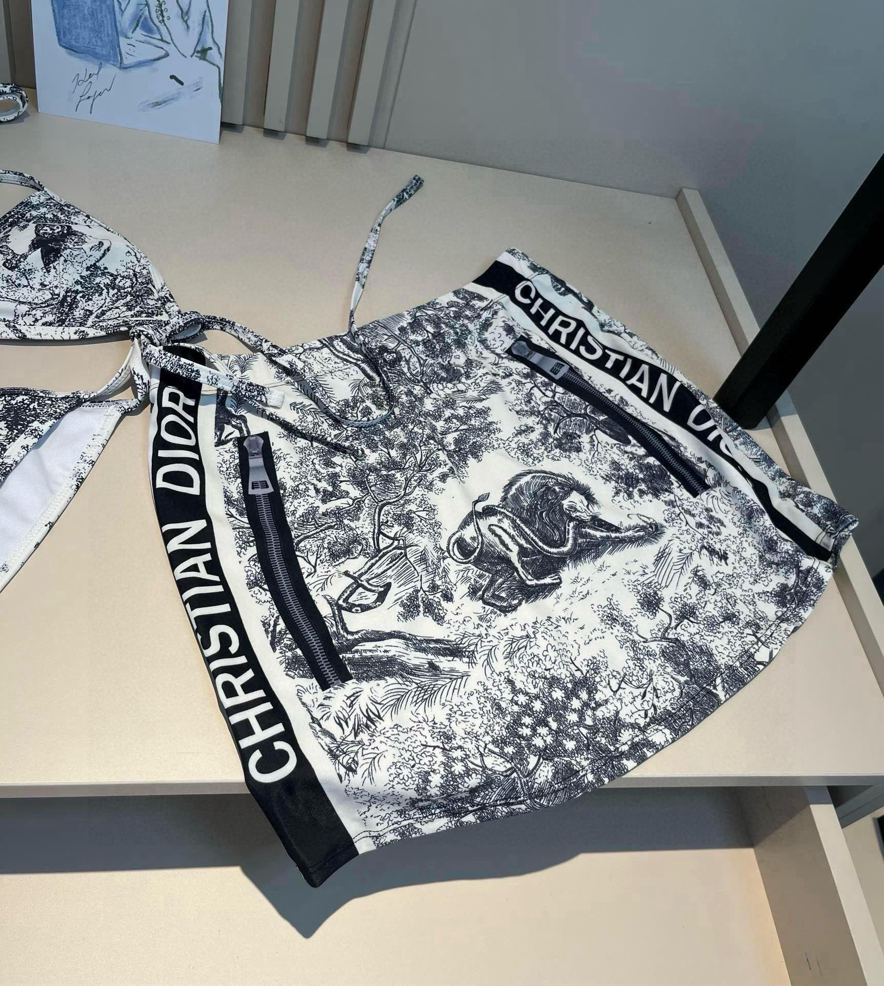 。 三件套
Dior迪奥 经典比基尼👙❤️😍🥰适合多种场景的游泳衣🏊‍♀️海边 游泳池 温泉 水上乐园 