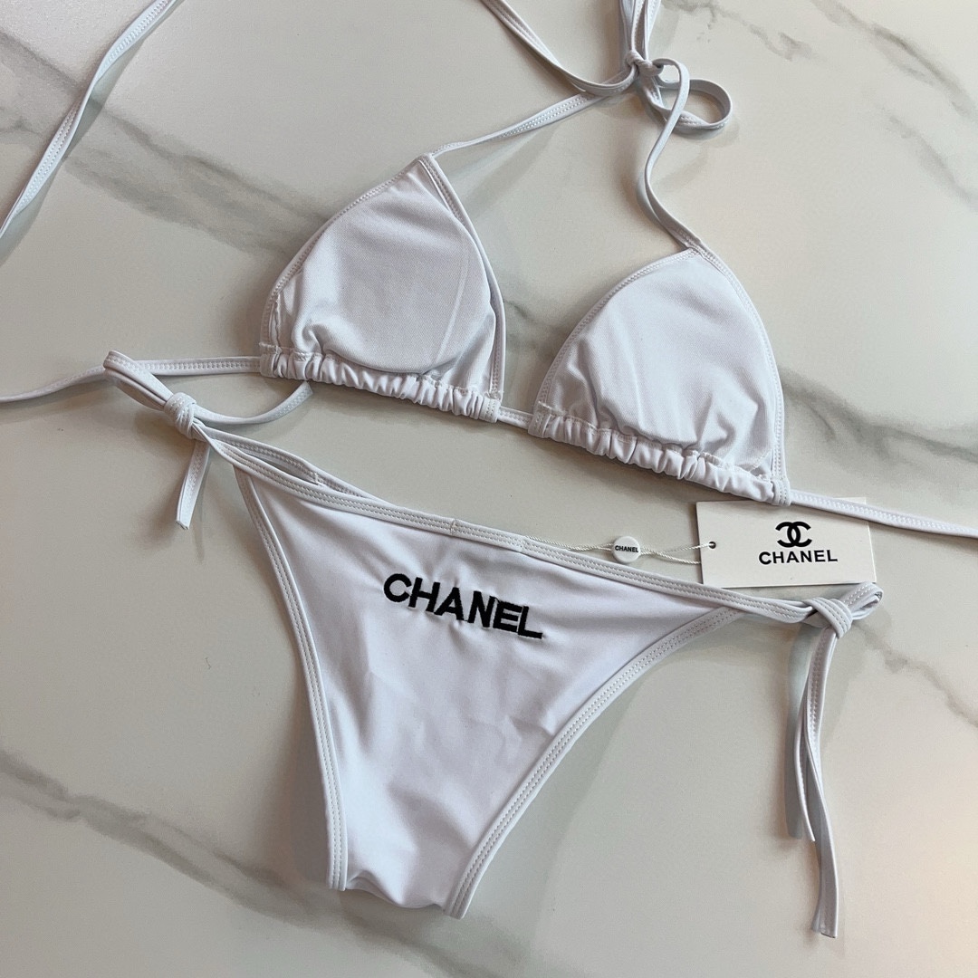 。
Chanel 香奈儿 比基尼👙
🛒🆕 🆕🆕，夏天🧊快到啦，这件泳衣太绝了，上身超A，又纯又欲🛍非常高