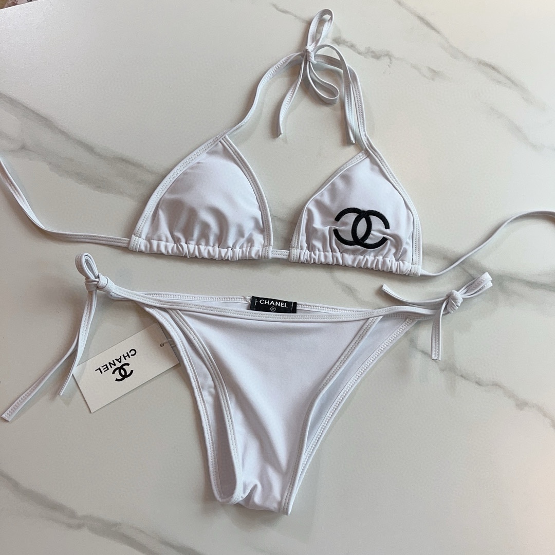 。
Chanel 香奈儿 比基尼👙
🛒🆕 🆕🆕，夏天🧊快到啦，这件泳衣太绝了，上身超A，又纯又欲🛍非常高