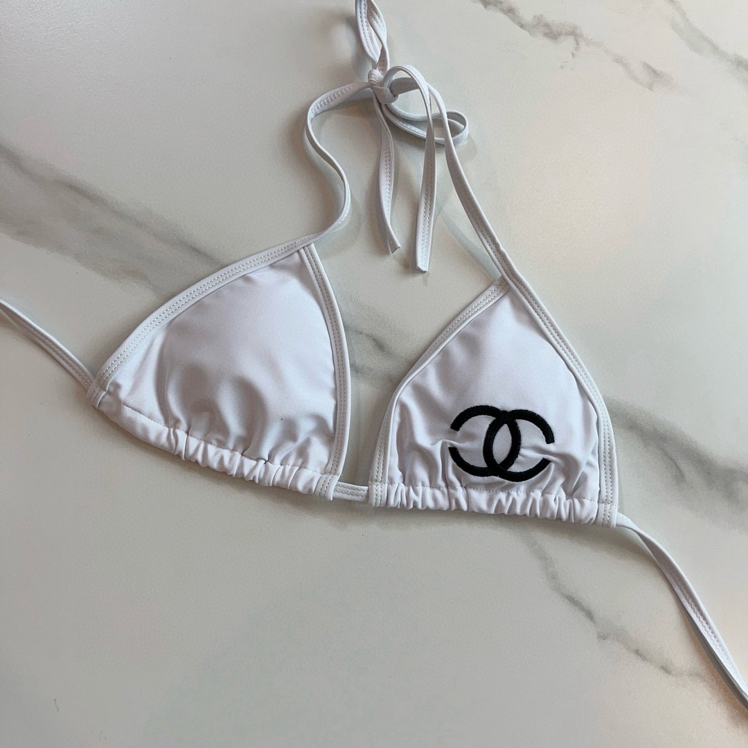 。
Chanel 香奈儿 比基尼👙
🛒🆕 🆕🆕，夏天🧊快到啦，这件泳衣太绝了，上身超A，又纯又欲🛍非常高