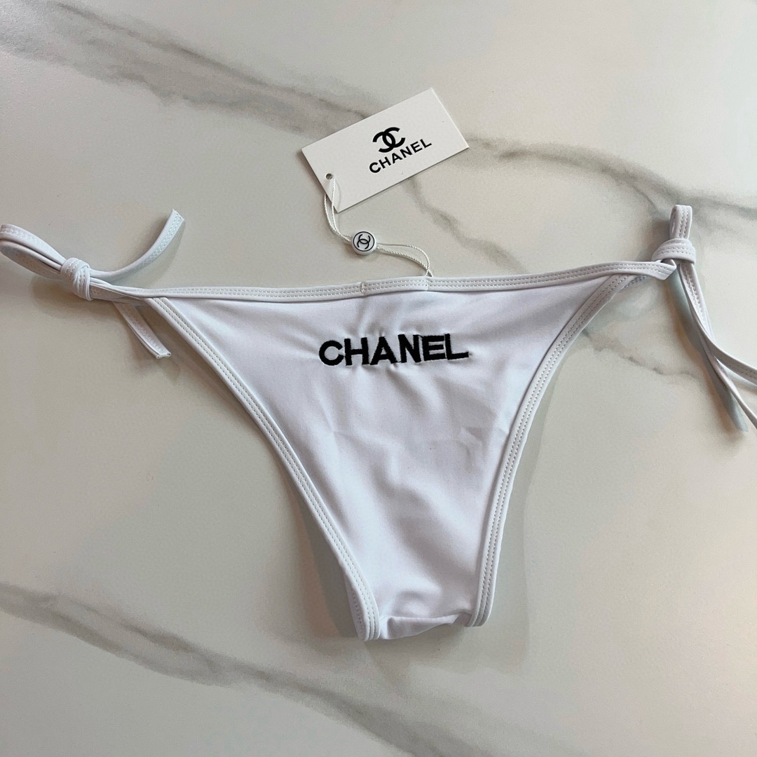 。
Chanel 香奈儿 比基尼👙
🛒🆕 🆕🆕，夏天🧊快到啦，这件泳衣太绝了，上身超A，又纯又欲🛍非常高