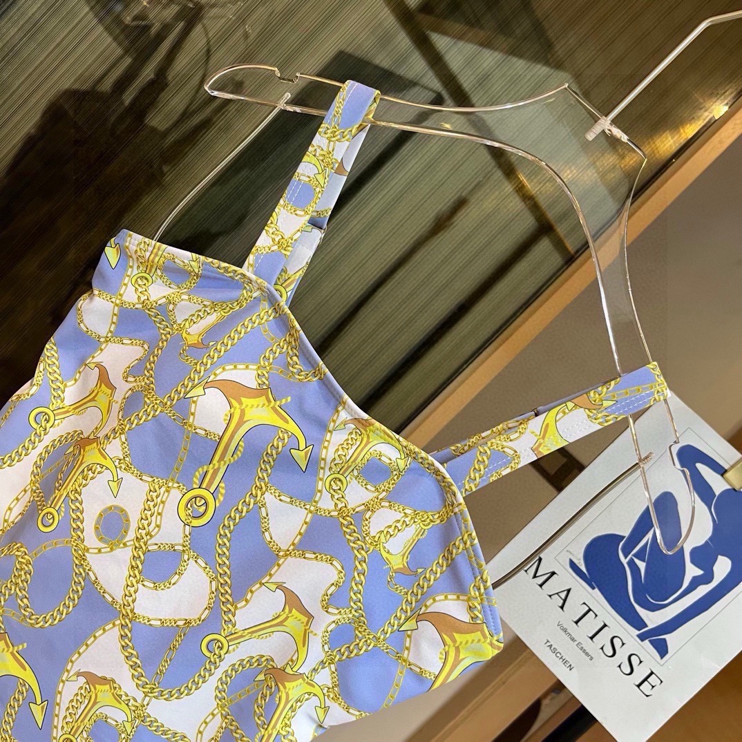 。
爱马仕HERMES连体比基尼泳衣👙❤️😍🥰适合多种场景的游泳衣🏊‍♀️海边 游泳池 温泉 水上乐园 