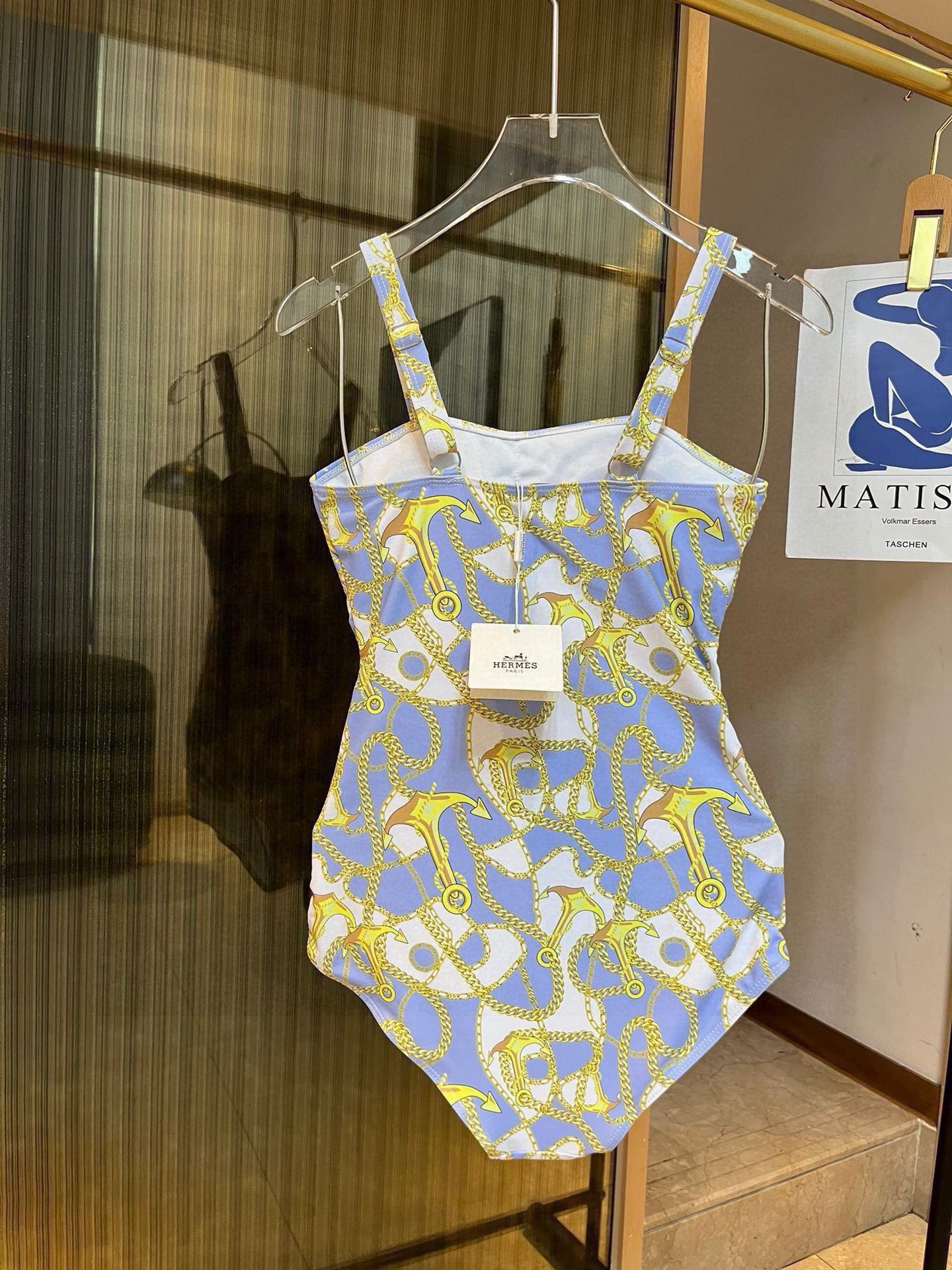 。
爱马仕HERMES连体比基尼泳衣👙❤️😍🥰适合多种场景的游泳衣🏊‍♀️海边 游泳池 温泉 水上乐园 