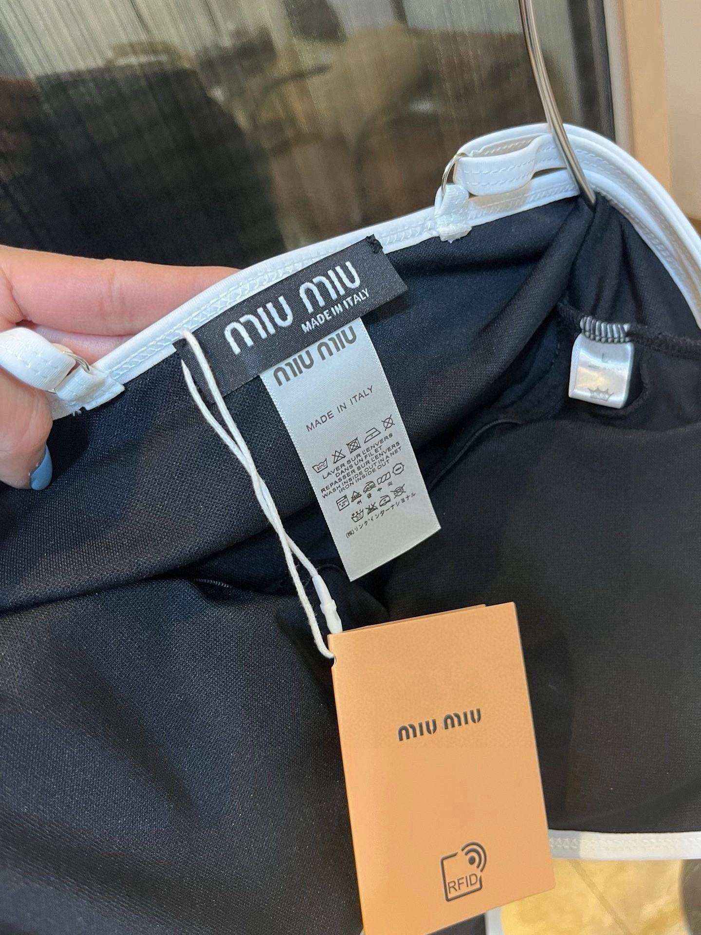 。
miumiu比基尼👙❤️😍🥰适合多种场景的游泳衣🏊‍♀️海边 游泳池 温泉 水上乐园 漂流都可以😌内