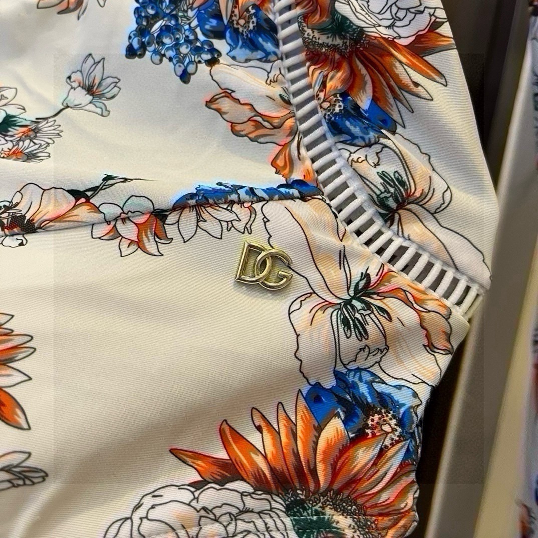 。
D&G杜嘉班纳2024年新款潜水服，小心机泳衣，个性十足，超显水蛇腰，出游必备SM L  XL