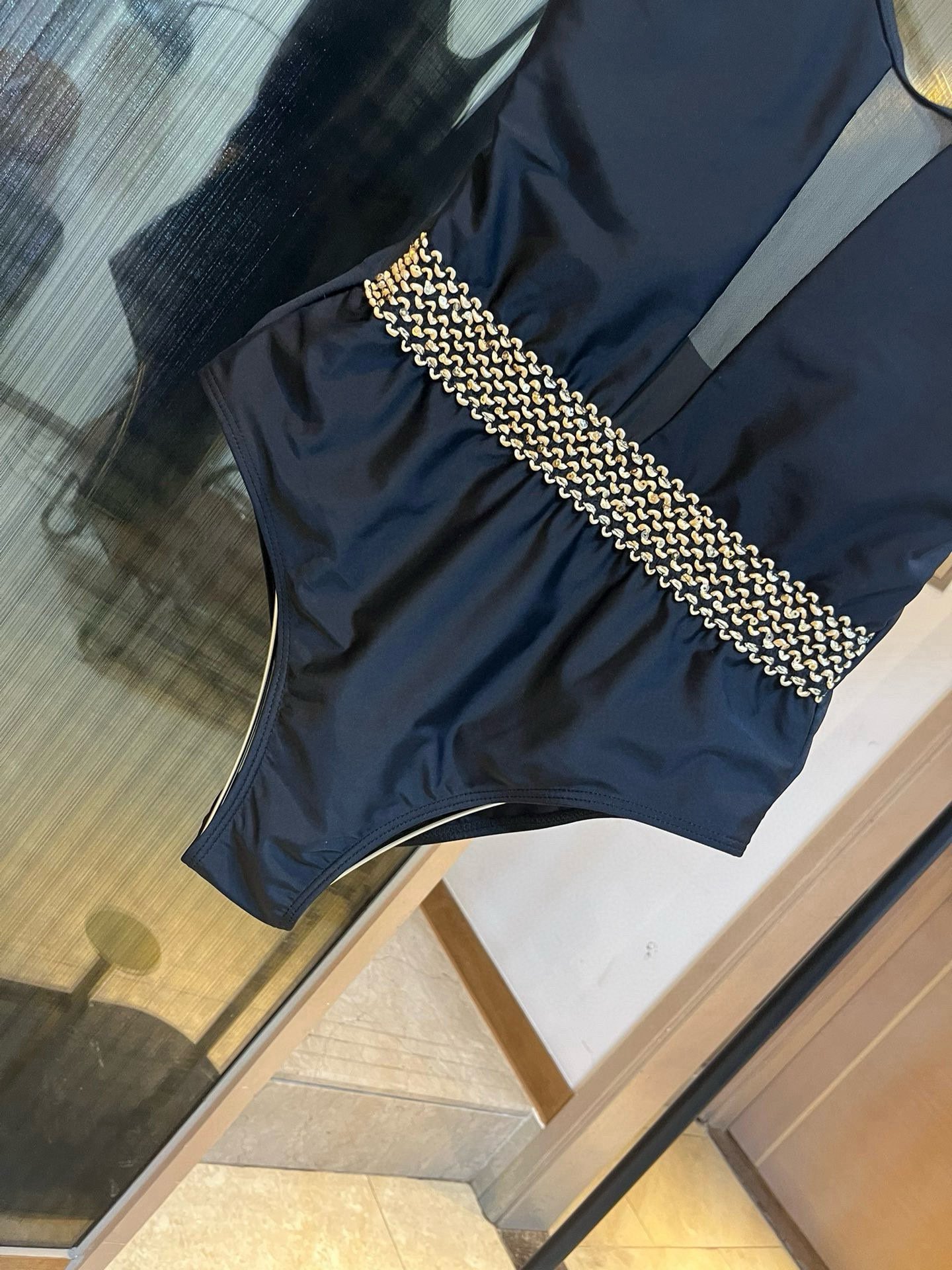 。
范思哲新款连体泳衣  😍🥰适合多种场景的游泳衣🏊‍♀️海边 游泳池 温泉 水上乐园 漂流都可以😌内搭
