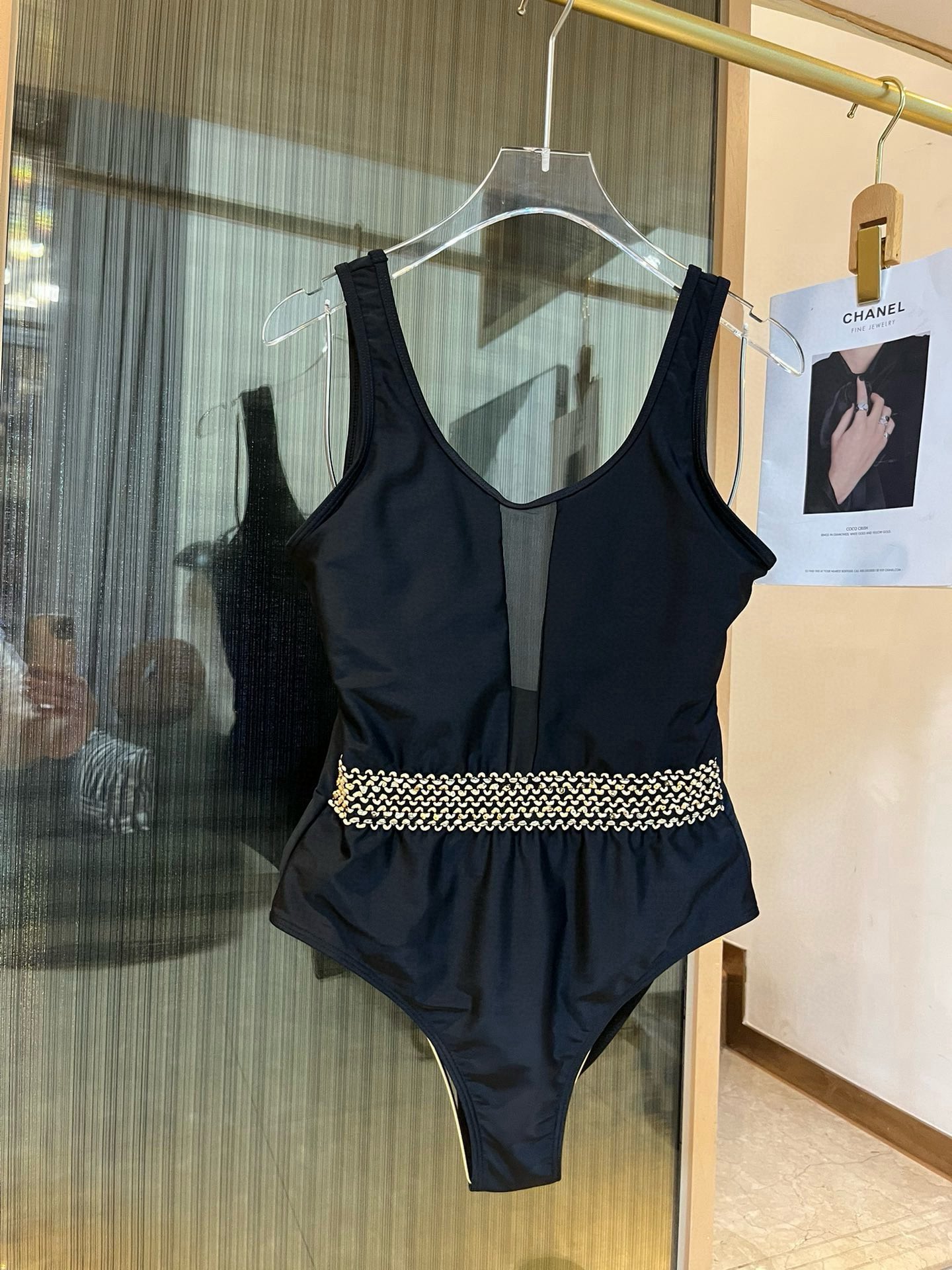 。
范思哲新款连体泳衣  😍🥰适合多种场景的游泳衣🏊‍♀️海边 游泳池 温泉 水上乐园 漂流都可以😌内搭
