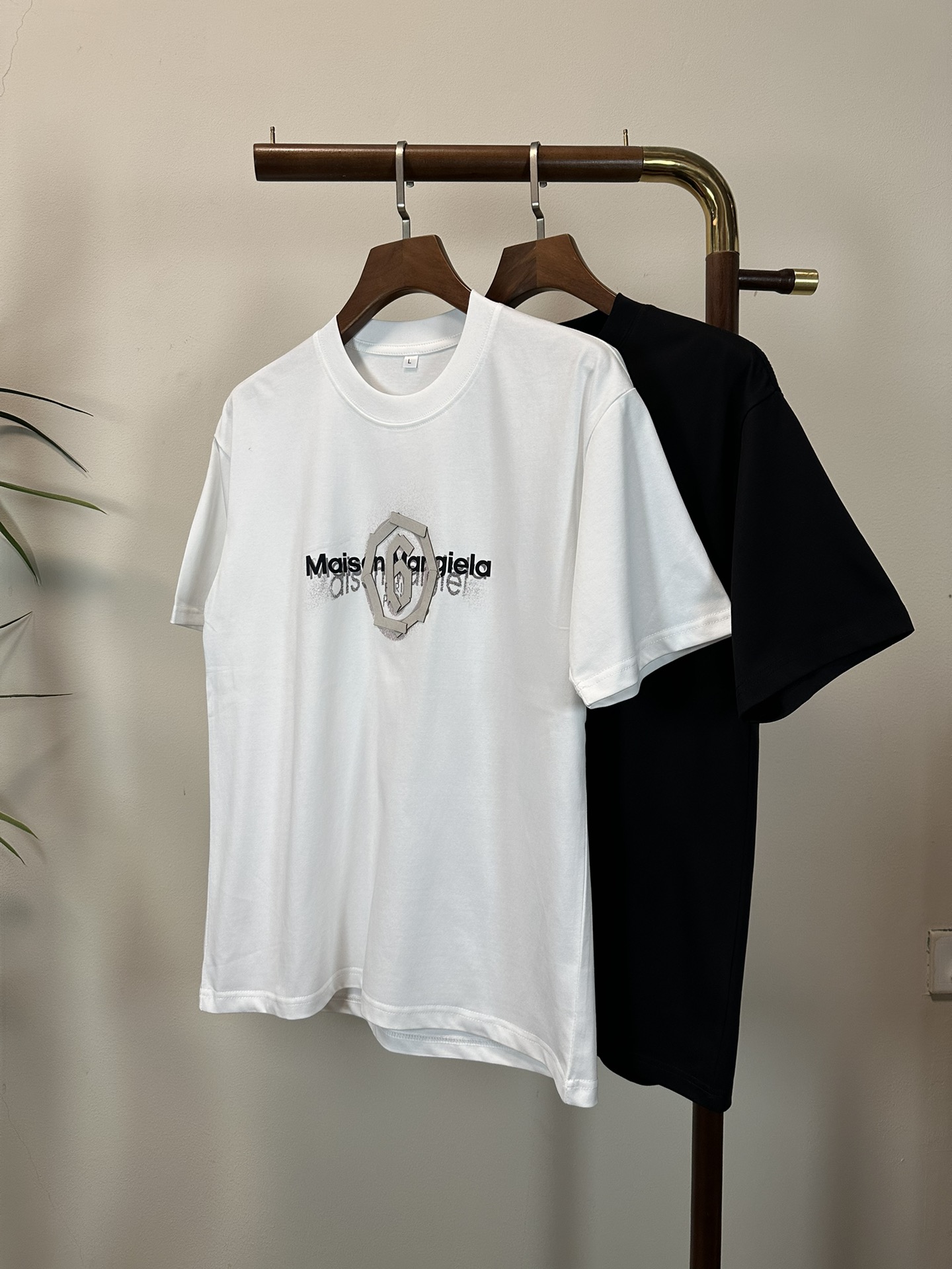 NO:457589,MM6 Majira 2025 new round neck short-sleeved T-shirt high-end version!  Customized fabrics for counters are breathable and comfortable, with impeccable details, and the brand element design concept reflects high quality. The feel is delicate and soft!  It is casually cut, with a great upper body style!  Code number M-3XL,,masion margiela,masion margiela,T-shirt,tees,t-shirt,alexander wang19860909MM6 马吉拉 2025新款 圆领 短袖 T恤 高端版本！专柜定制面料 透气舒适度高,细节无可挑剔,品牌元素设计理念,体现高品质.手感细腻柔软！呈现休闲裁剪,上身版型超赞！ 码数M-3XL,,masion margiela,masion margiela,T-shirt,tees，t-shirt,alexander wang,Men's clothing