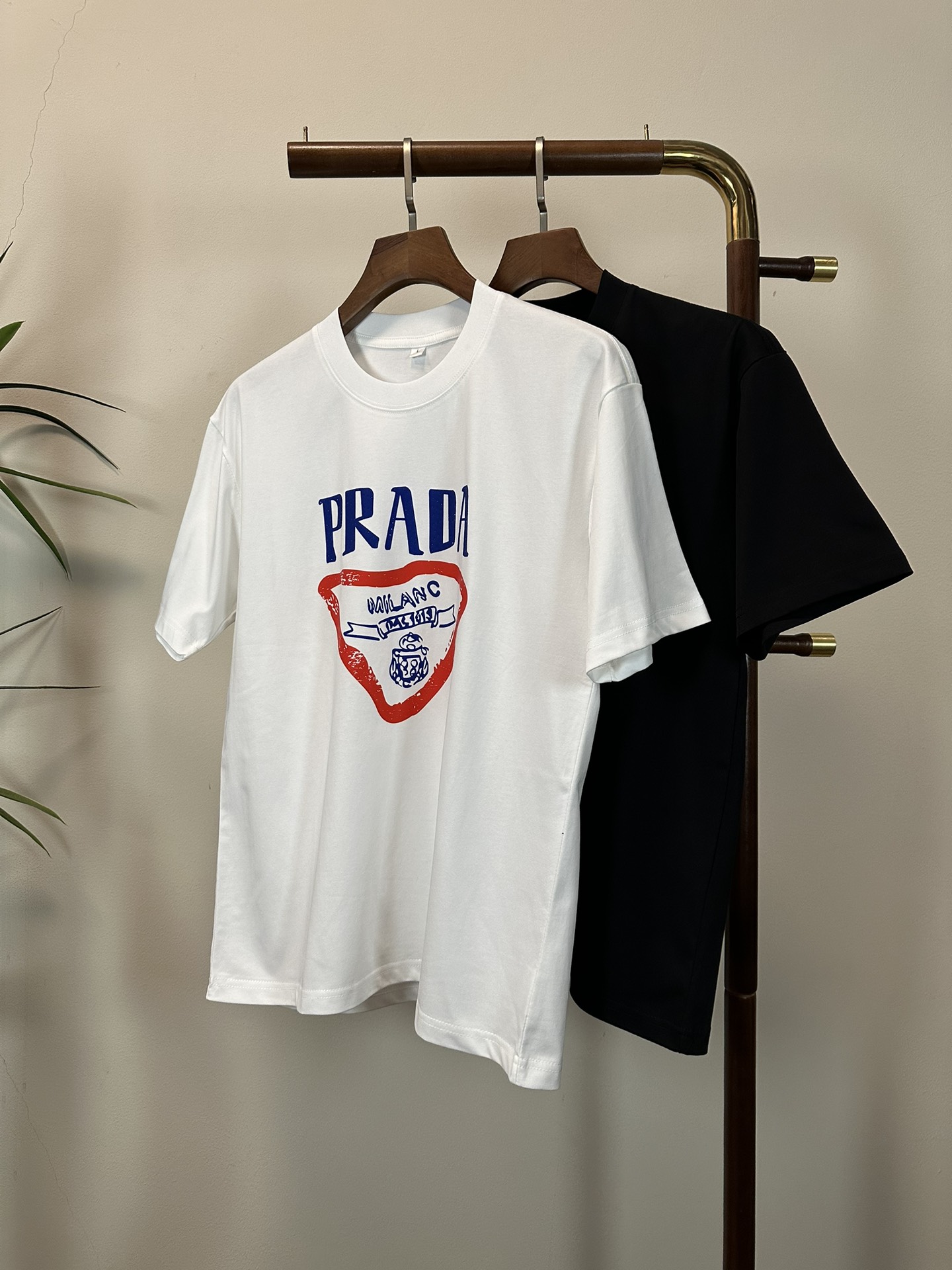 NO:457585,PRA Prada 2025 new round neck short-sleeved T-shirt high-end version!  Customized fabrics for counters are breathable and comfortable, with impeccable details, and the brand element design concept reflects high quality. The feel is delicate and soft!  It is casually cut, with a great upper body style!  Code number M-3XL, prada, prada, T-shirt,tees, t-shirt,alexander wang19860909PRA 普拉达 2025新款 圆领 短袖 T恤 高端版本！专柜定制面料 透气舒适度高,细节无可挑剔,品牌元素设计理念,体现高品质.手感细腻柔软！呈现休闲裁剪,上身版型超赞！ 码数M-3XL,,prada,prada,T-shirt,tees，t-shirt,alexander wang,Men's clothing