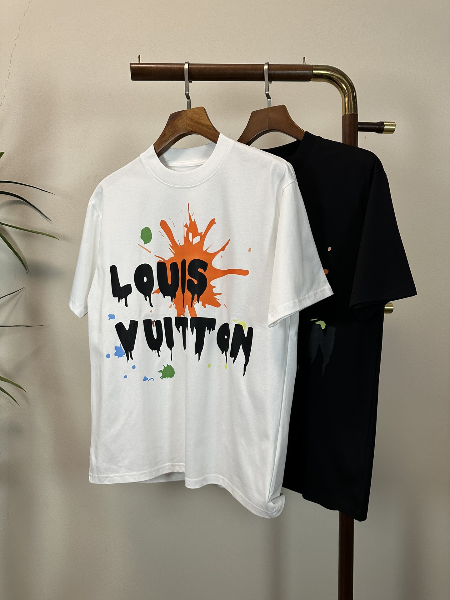 NO:457593,LV Louis Vuitton 2025 new round neck short-sleeved T-shirt high-end version!  Customized fabrics for counters are breathable and comfortable, with impeccable details, and the brand element design concept reflects high quality. The feel is delicate and soft!  It is casually cut, with a great upper body style!  Code number M-3XL, louis vuitton,louis vuitton,t-shirt,tees,t-shirt,alexander wang19860909LV 路易威登 2025新款 圆领 短袖 T恤 高端版本！专柜定制面料 透气舒适度高,细节无可挑剔,品牌元素设计理念,体现高品质.手感细腻柔软！呈现休闲裁剪,上身版型超赞！ 码数M-3XL,,louis vuitton,louis vuitton,T-shirt,tees，t-shirt,alexander wang,Men's clothing