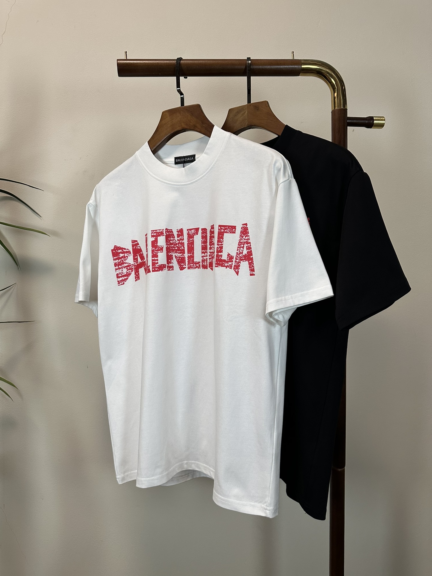 NO:457598,BLCG Balenciaga 2025 new round neck short-sleeved T-shirt high-end version!  Customized fabrics for counters are breathable and comfortable, with impeccable details, and the brand element design concept reflects high quality. The feel is delicate and soft!  It is casually cut, with a great upper body style!  Code number M-3XL, balenciaga, T-shirt,tees, t-shirt,alexander wang19860909BLCG 巴黎世家 2025新款 圆领 短袖 T恤 高端版本！专柜定制面料 透气舒适度高,细节无可挑剔,品牌元素设计理念,体现高品质.手感细腻柔软！呈现休闲裁剪,上身版型超赞！ 码数M-3XL,,balenciaga,T-shirt,tees，t-shirt,alexander wang,Men's clothing