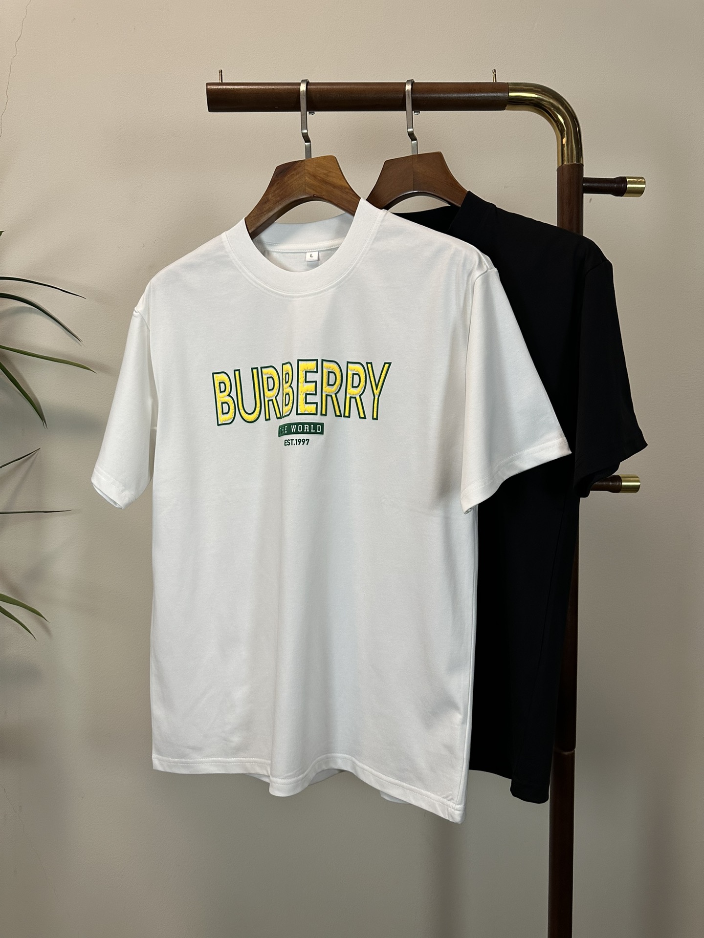 NO:457524,BBR Burberry 2025 new round neck short-sleeved T-shirt high-end version!  Customized fabrics for counters are breathable and comfortable, with impeccable details, and the brand element design concept reflects high quality. The feel is delicate and soft!  It is casually cut, with a great upper body style!  Code number M-3XL, burberry, T-shirt,tees, t-shirt,alexander wang19860909BBR 巴宝莉 2025新款 圆领 短袖 T恤 高端版本！专柜定制面料 透气舒适度高,细节无可挑剔,品牌元素设计理念,体现高品质.手感细腻柔软！呈现休闲裁剪,上身版型超赞！ 码数M-3XL,,burberry,T-shirt,tees，t-shirt,alexander wang,Men's clothing