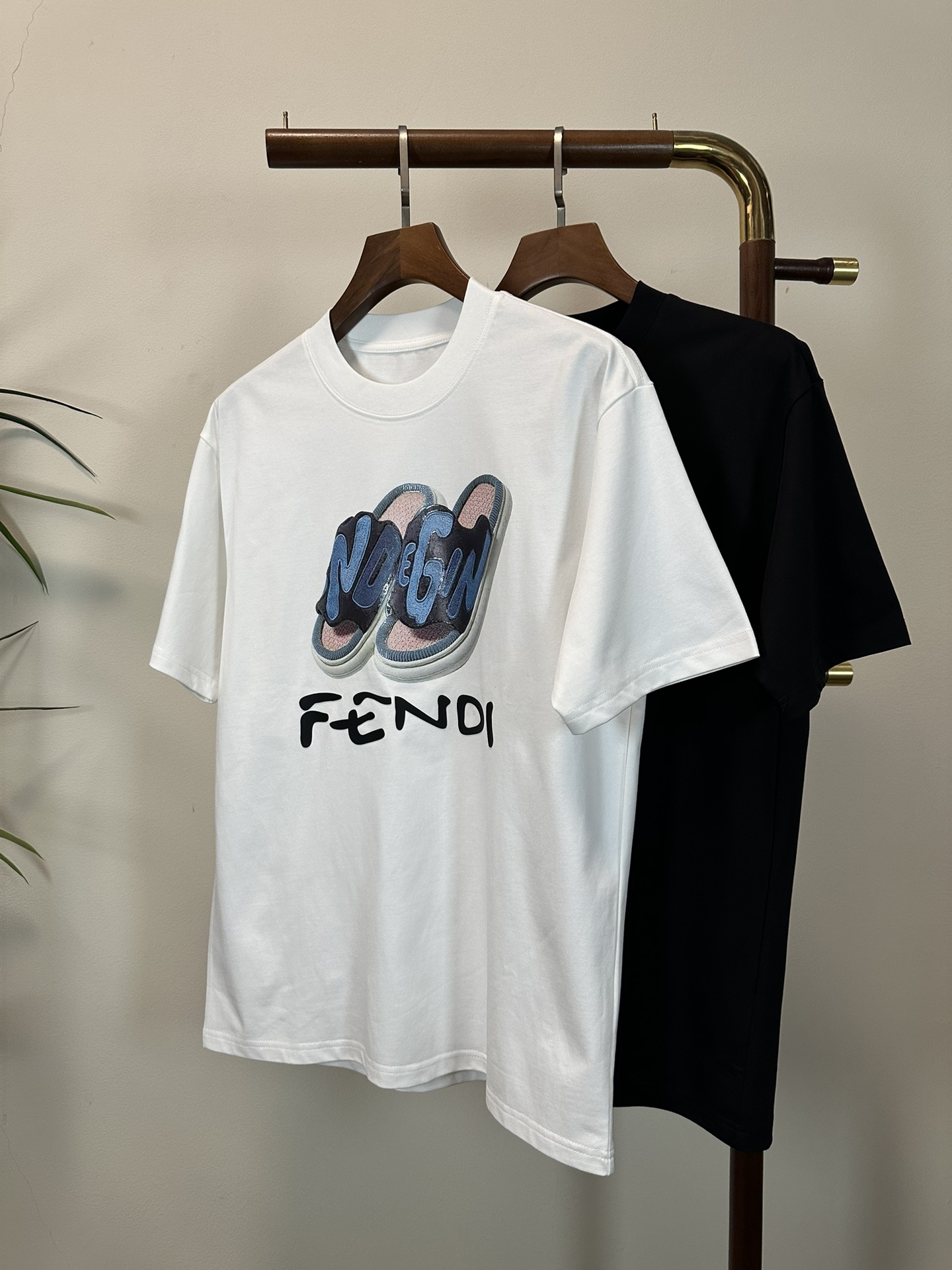 NO:457529,FD Fendi 2025 new round neck short-sleeved T-shirt high-end version!  Customized fabrics for counters are breathable and comfortable, with impeccable details, and the brand element design concept reflects high quality. The feel is delicate and soft!  It is casually cut, with a great upper body style!  Code number M-3XL, fendi, T-shirt, tees, t-shirt, alexander wang19860909FD 芬迪 2025新款 圆领 短袖 T恤 高端版本！专柜定制面料 透气舒适度高,细节无可挑剔,品牌元素设计理念,体现高品质.手感细腻柔软！呈现休闲裁剪,上身版型超赞！ 码数M-3XL,,fendi,T-shirt,tees，t-shirt,alexander wang,Men's clothing