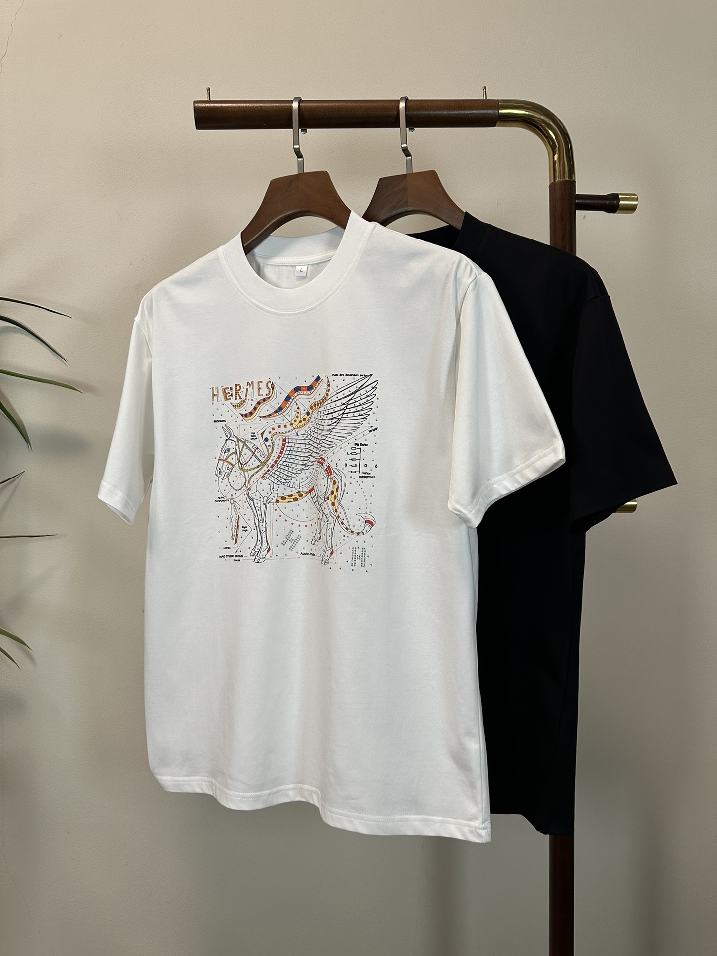 NO:457534,Hermes 2025 new round neck short-sleeved T-shirt high-end version!  Customized fabrics for counters are breathable and comfortable, with impeccable details, and the brand element design concept reflects high quality. The feel is delicate and soft!  It is casually cut, with a great upper body style!  Code number M-3XL, hermes, T-shirt,tees, t-shirt,alexander wang19860909爱马仕 2025新款 圆领 短袖 T恤 高端版本！专柜定制面料 透气舒适度高,细节无可挑剔,品牌元素设计理念,体现高品质.手感细腻柔软！呈现休闲裁剪,上身版型超赞！ 码数M-3XL,,hermes,T-shirt,tees，t-shirt,alexander wang,Men's clothing